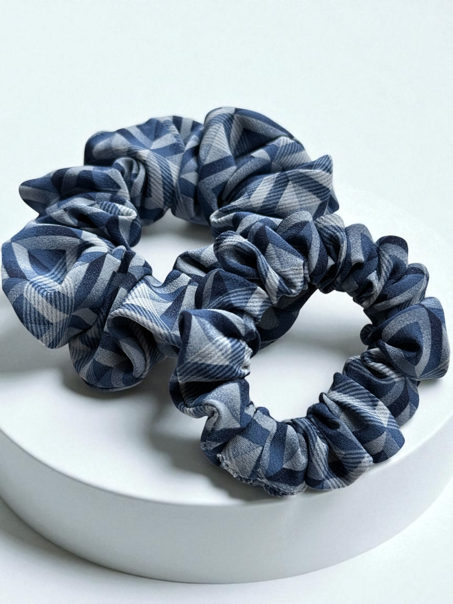 Šilkinė gumytė BLUE GEOMETRIC DREAM