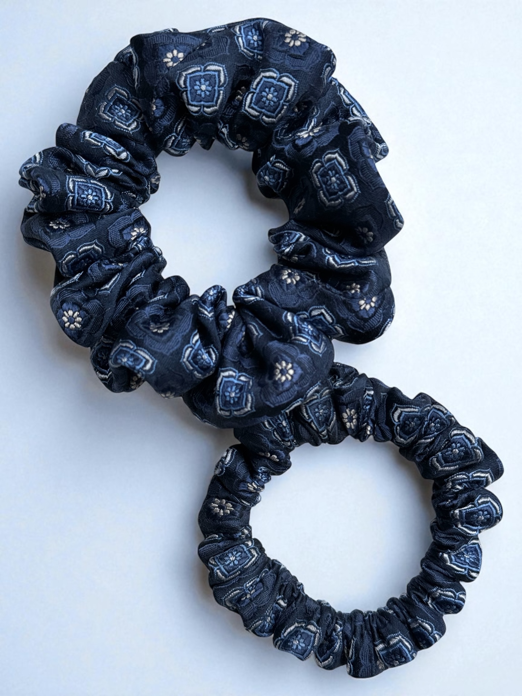 Šilkinė gumytė NAVY FLORAL ELEGANCE