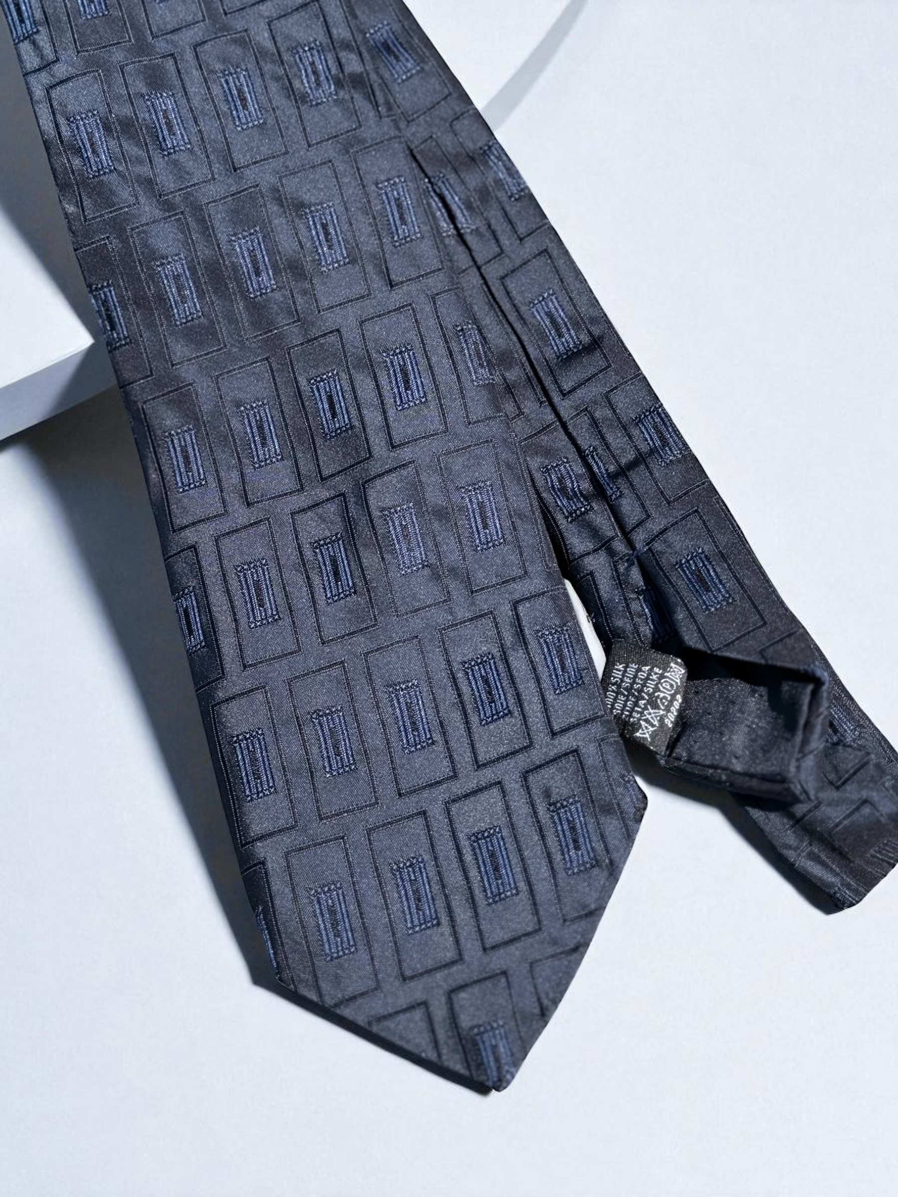 Šilkinė gumytė DARK GRID SOPHISTICATION