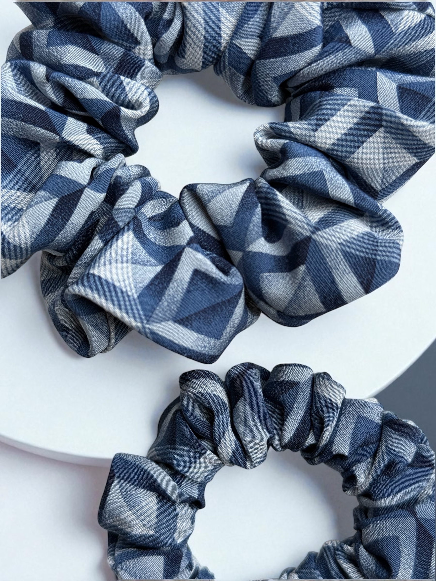 Šilkinė gumytė BLUE GEOMETRIC DREAM