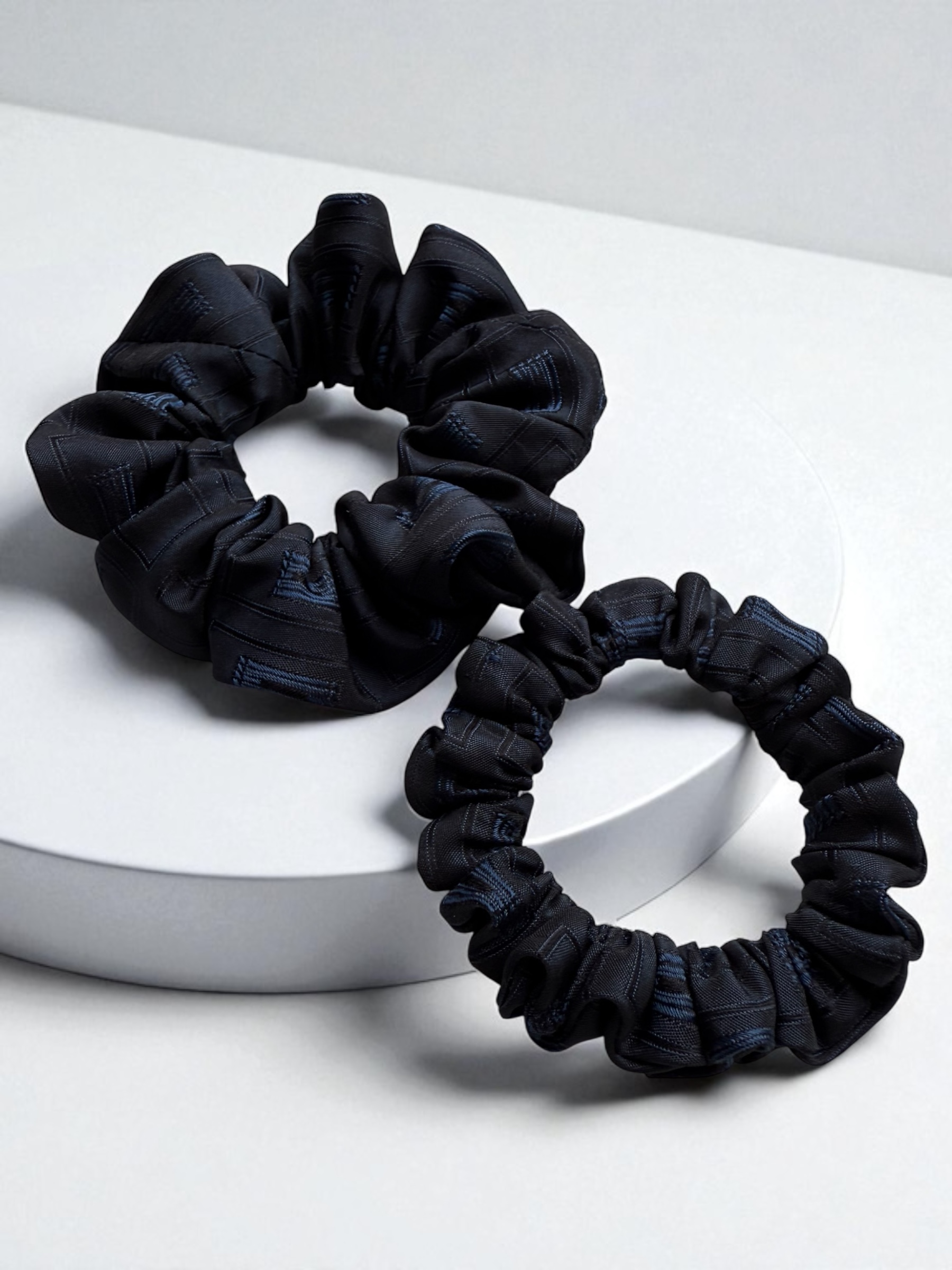 Šilkinė gumytė DARK GRID SOPHISTICATION