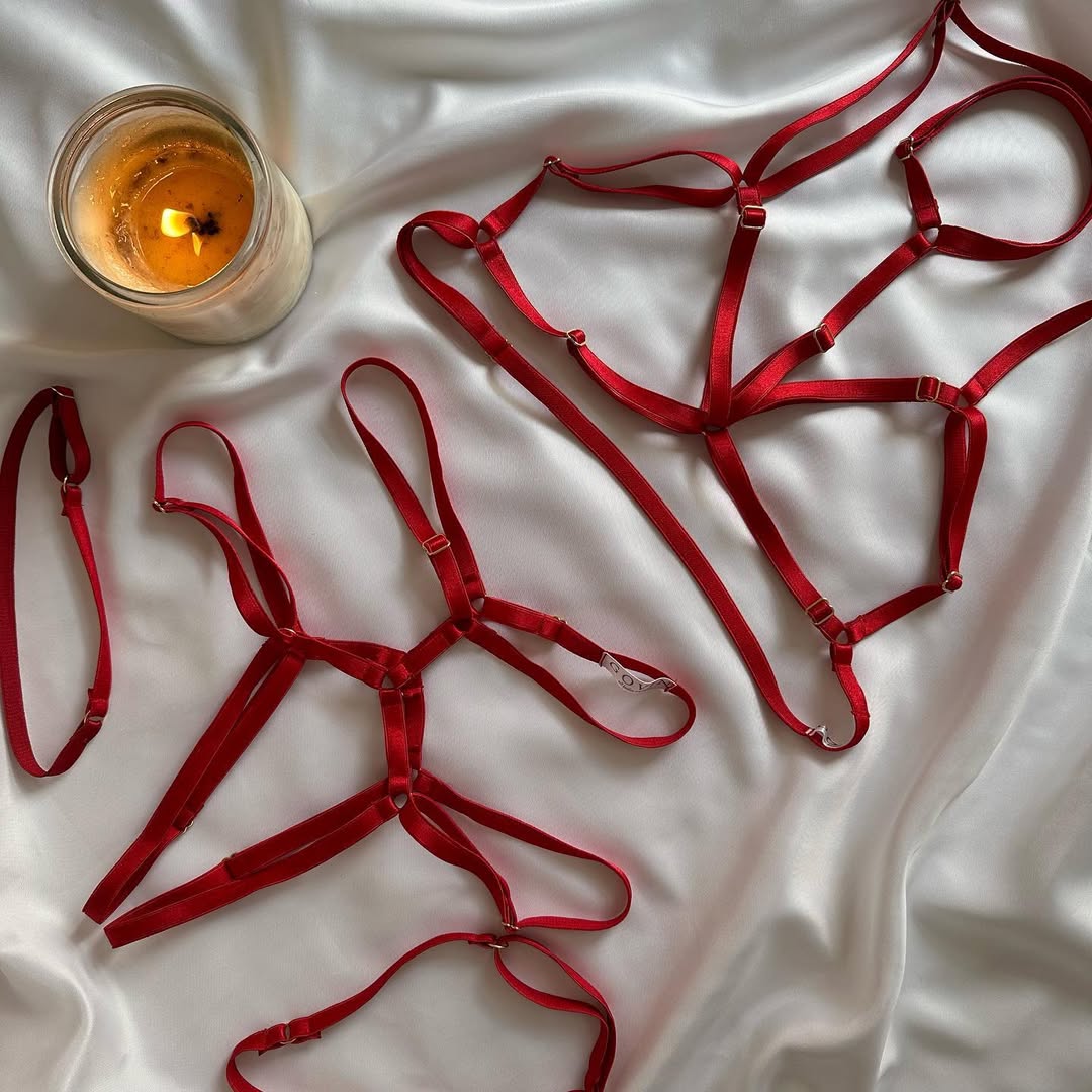 Arnes Tokio con detalles dorados 