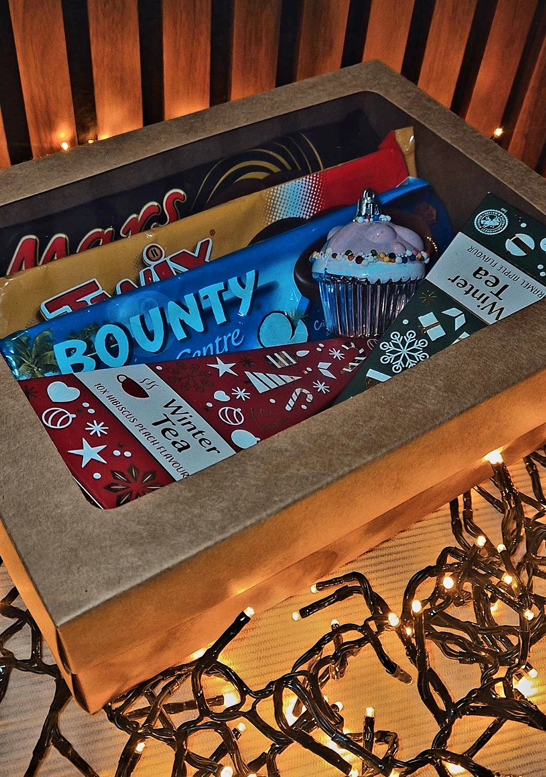 Dovanų rinkinys su saldumynais ir arbata