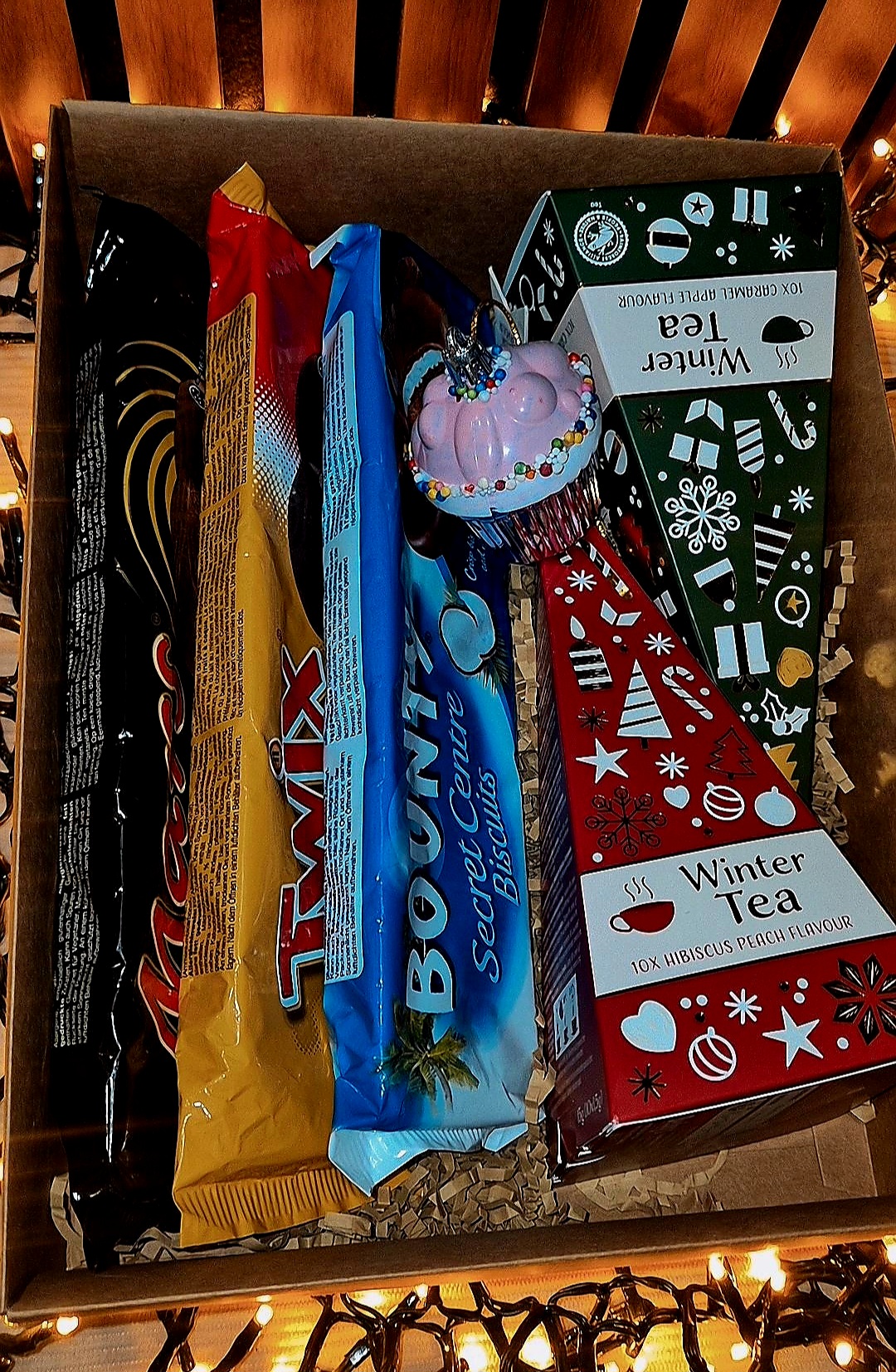 Dovanų rinkinys su saldumynais ir arbata