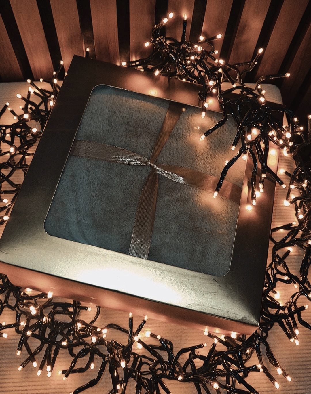 Mikropluošto rankšluostis dovanų dėžutėje