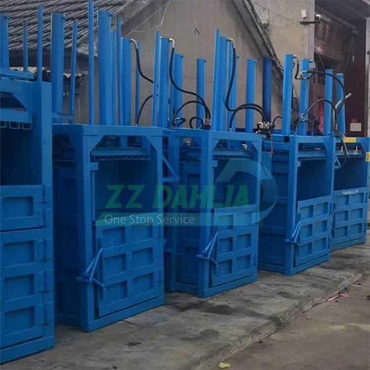 Hydraulic vertical baler machine