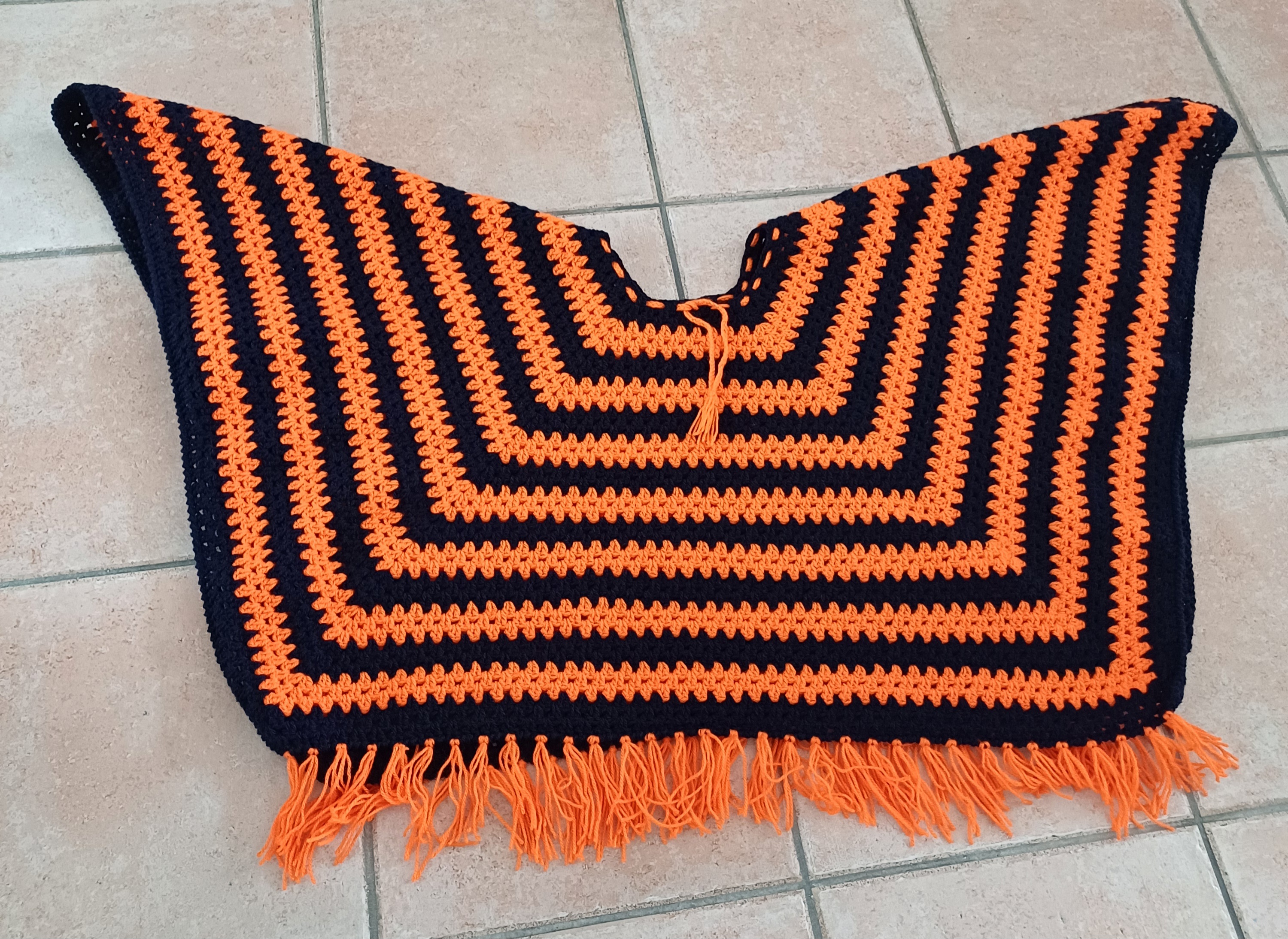 Poncho fait au crochet