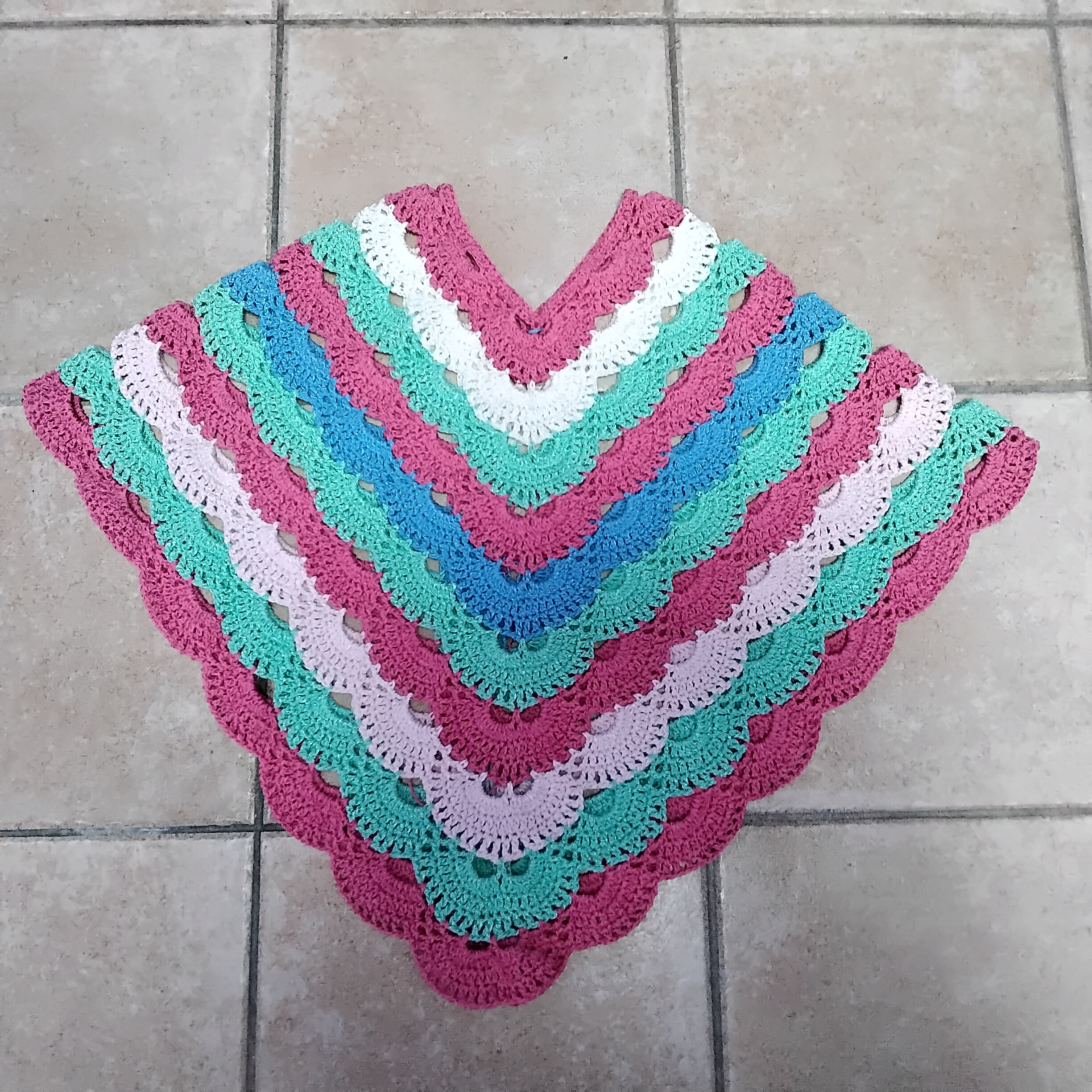 Poncho fait au crochet
