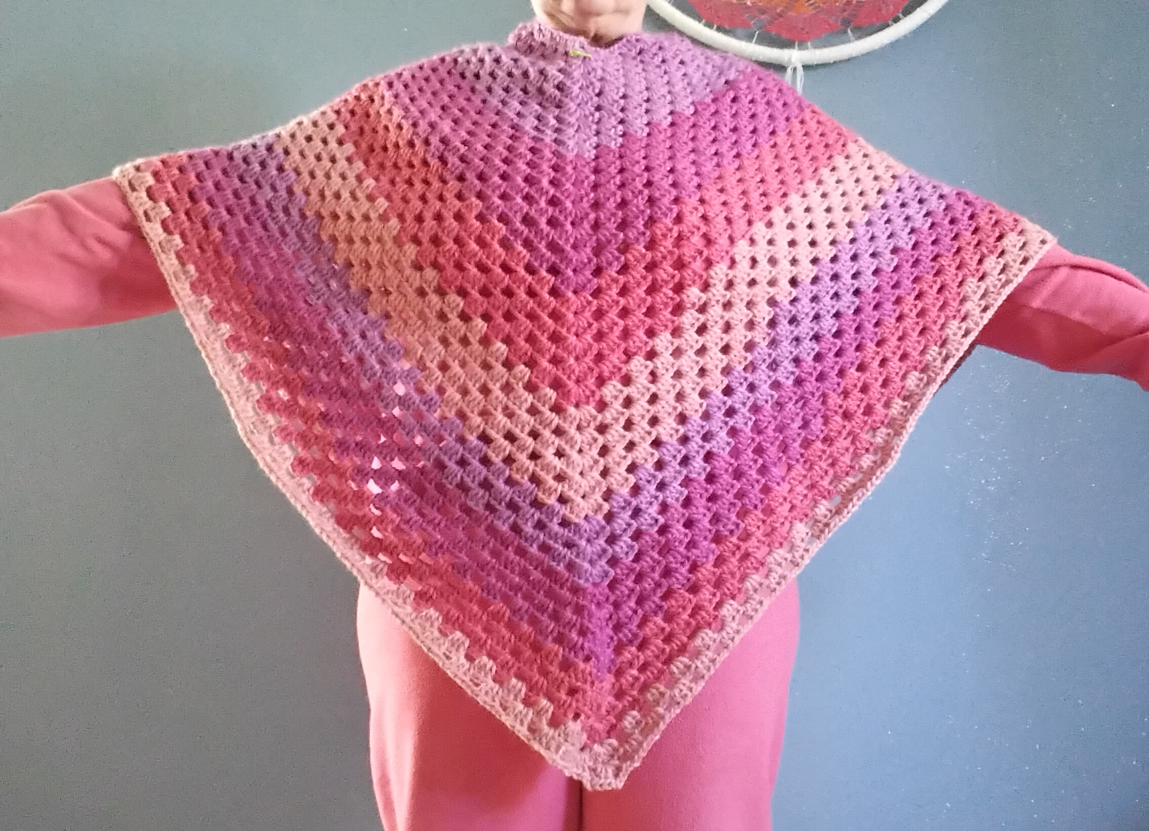 Poncho fait au crochet