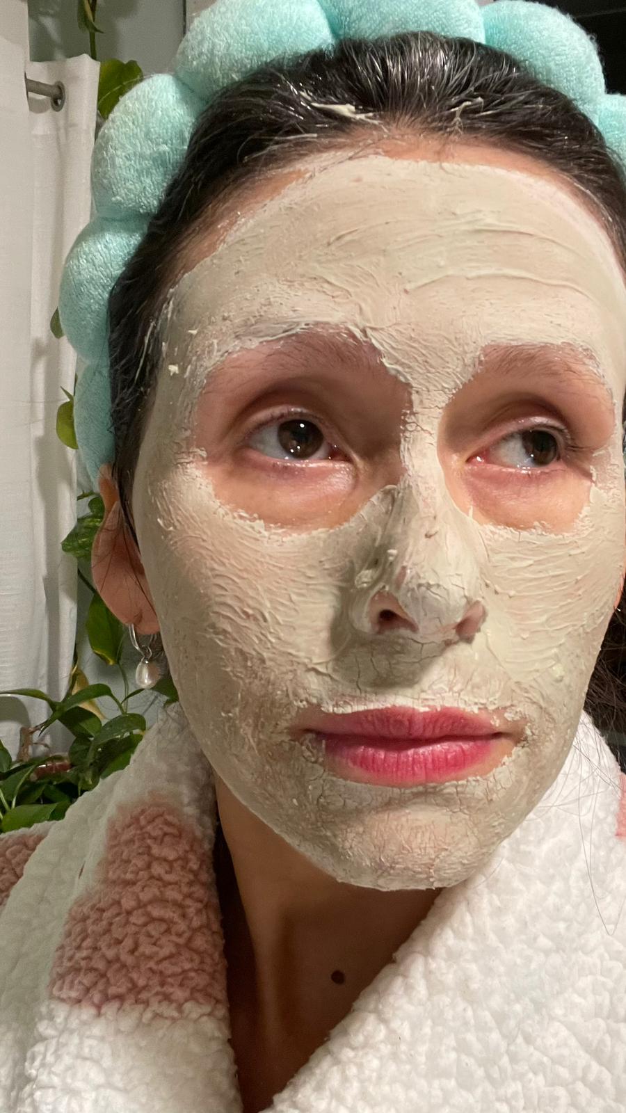 Mascarilla facial aclaradora y restauradora de fécula y arcilla