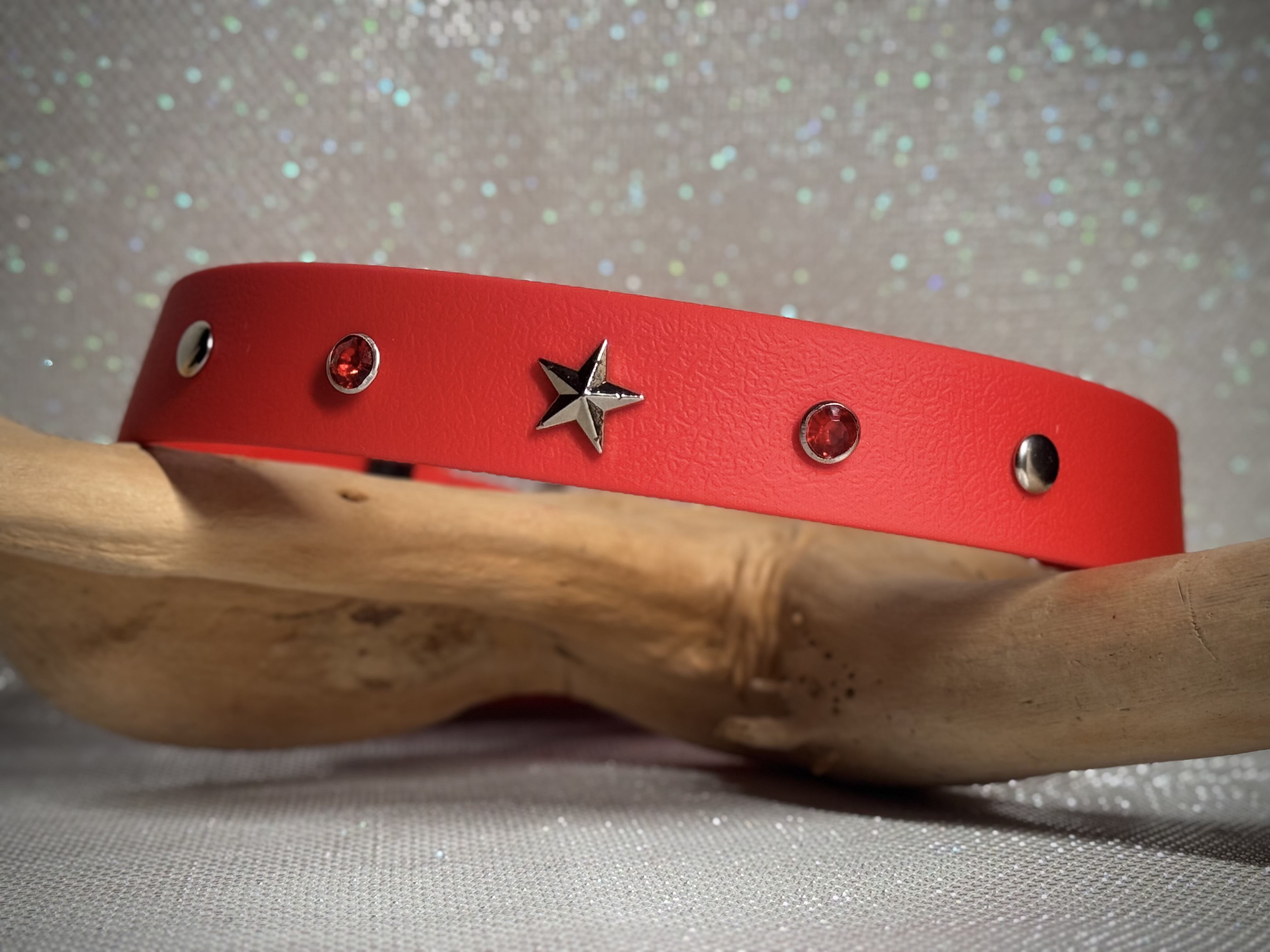 Collier rouge avec étoile et strass