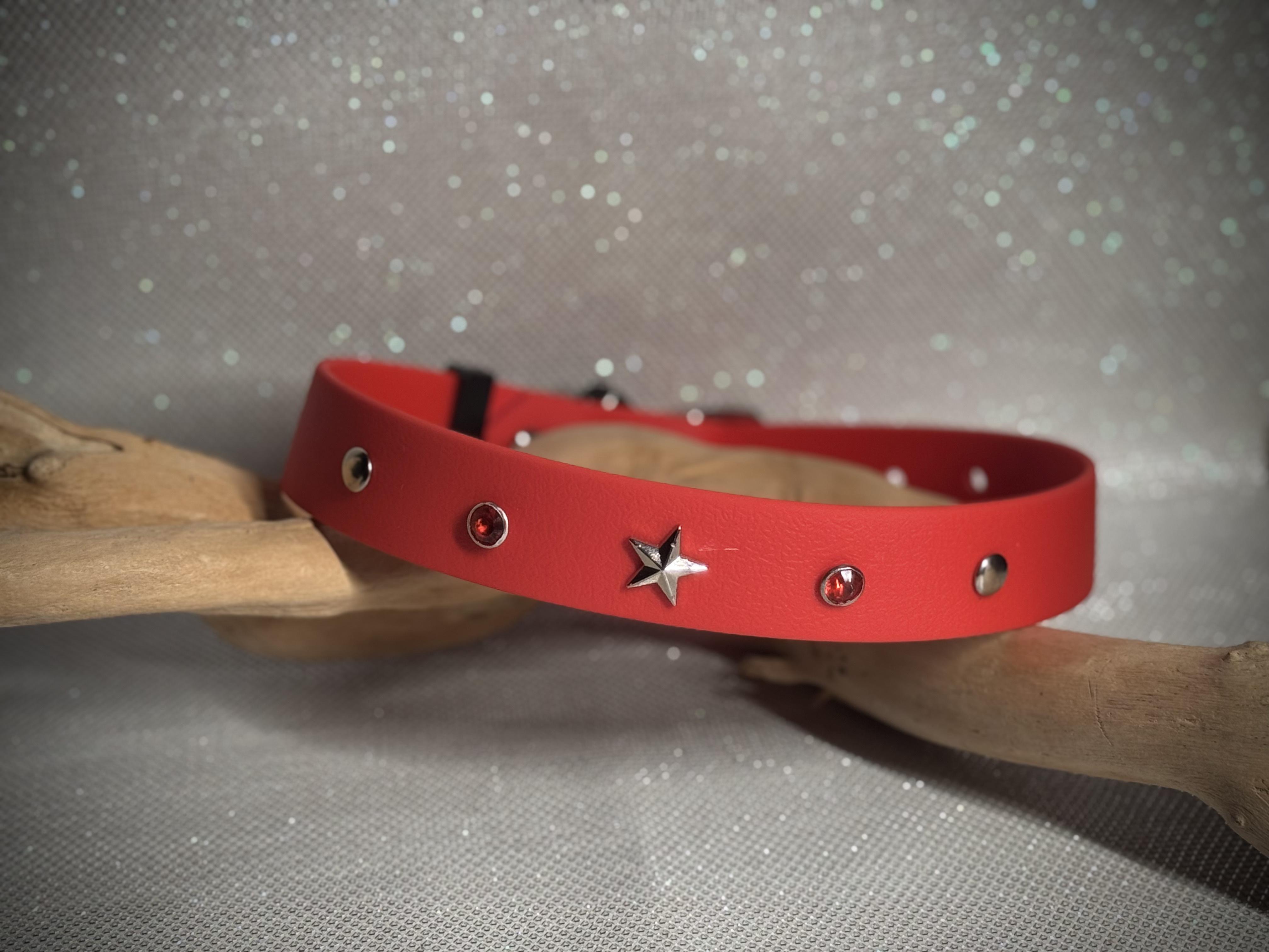 Collier rouge avec étoile et strass