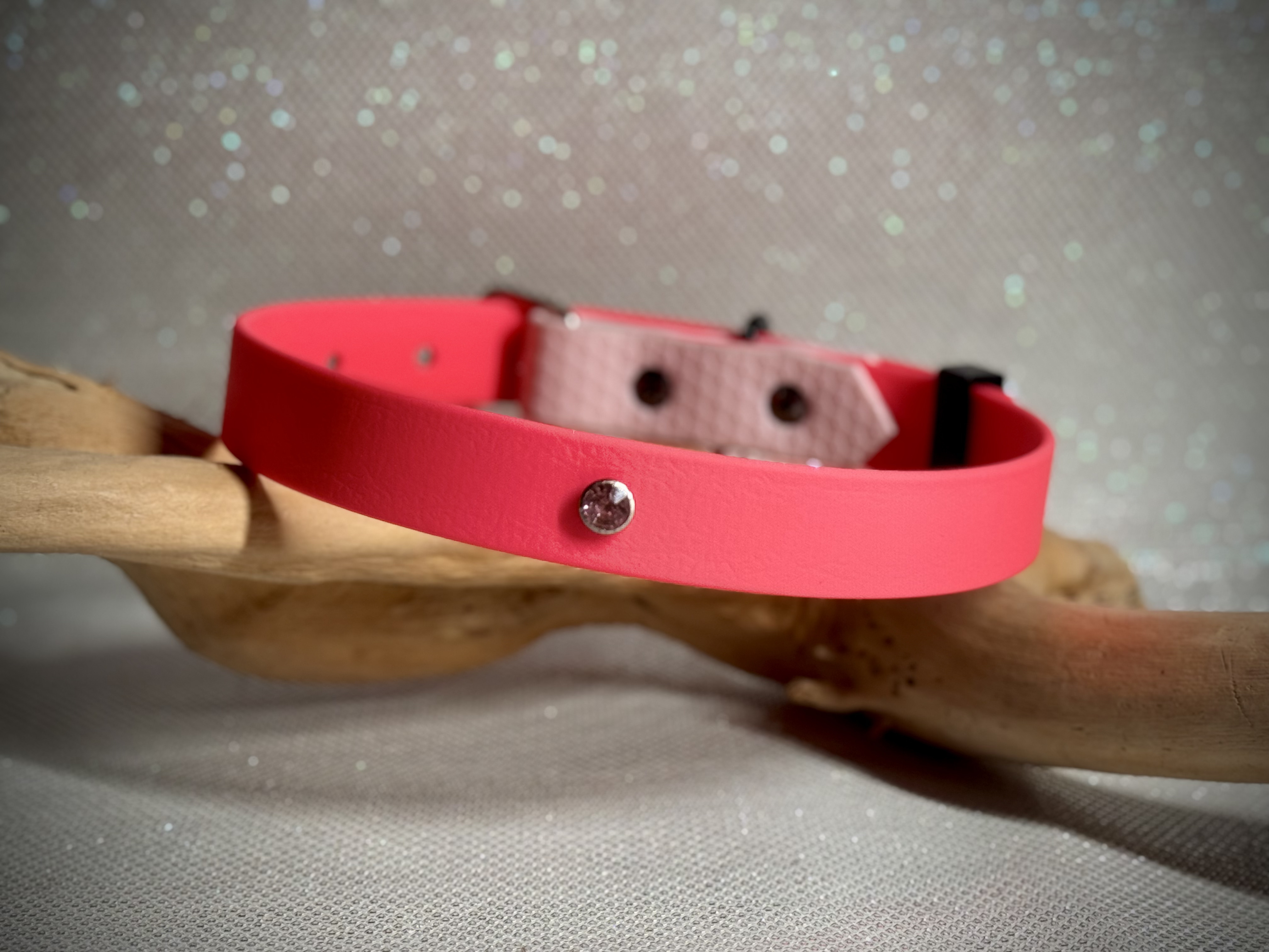 Collier rose fluo , rose pale et strass rose