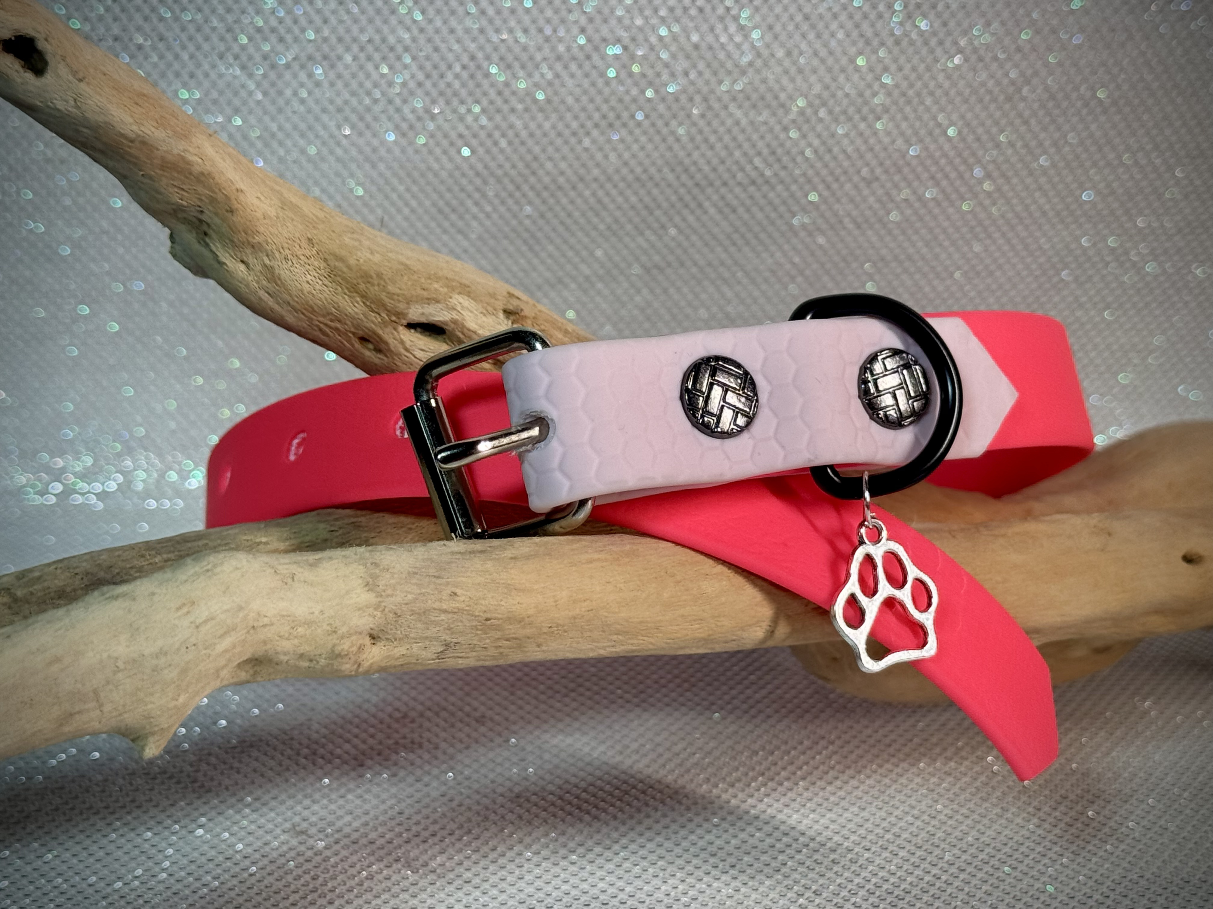 Collier rose fluo , rose pale et strass rose