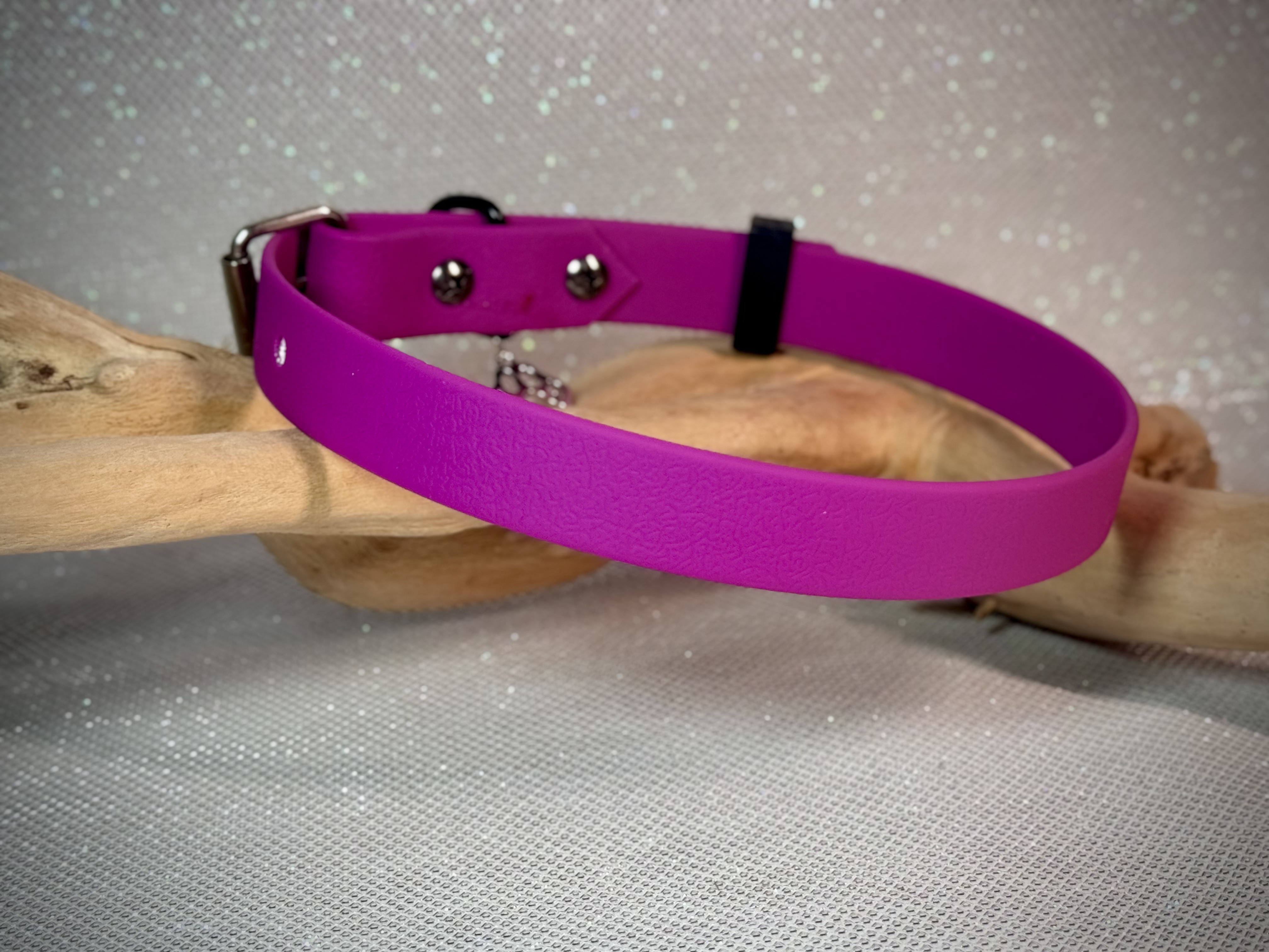 Collier rose fluo , rose pale et strass rose