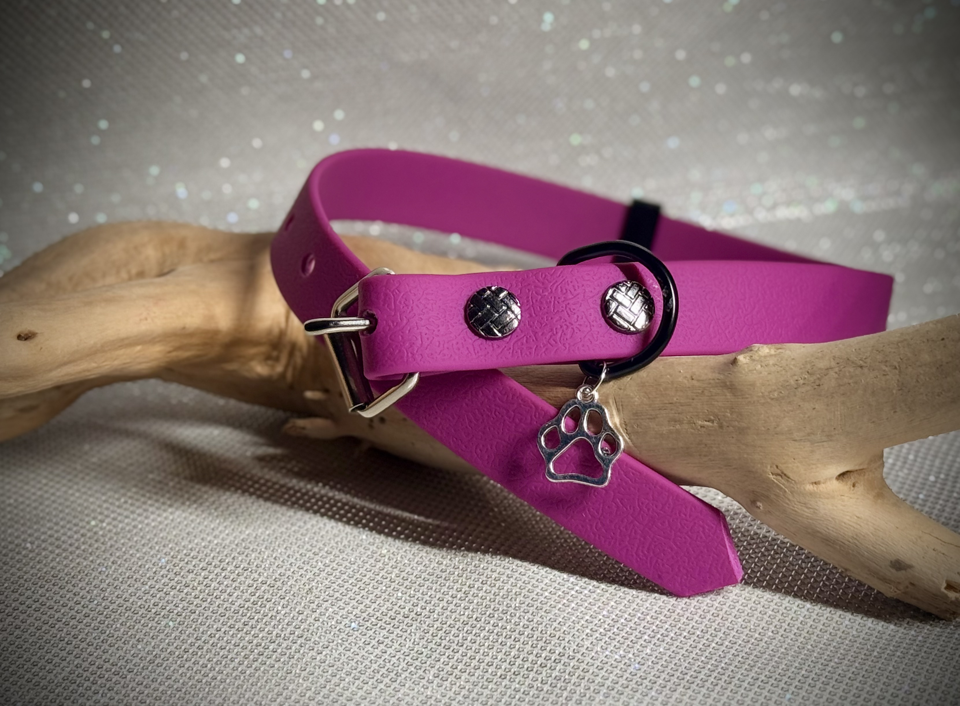 Collier rose fluo , rose pale et strass rose