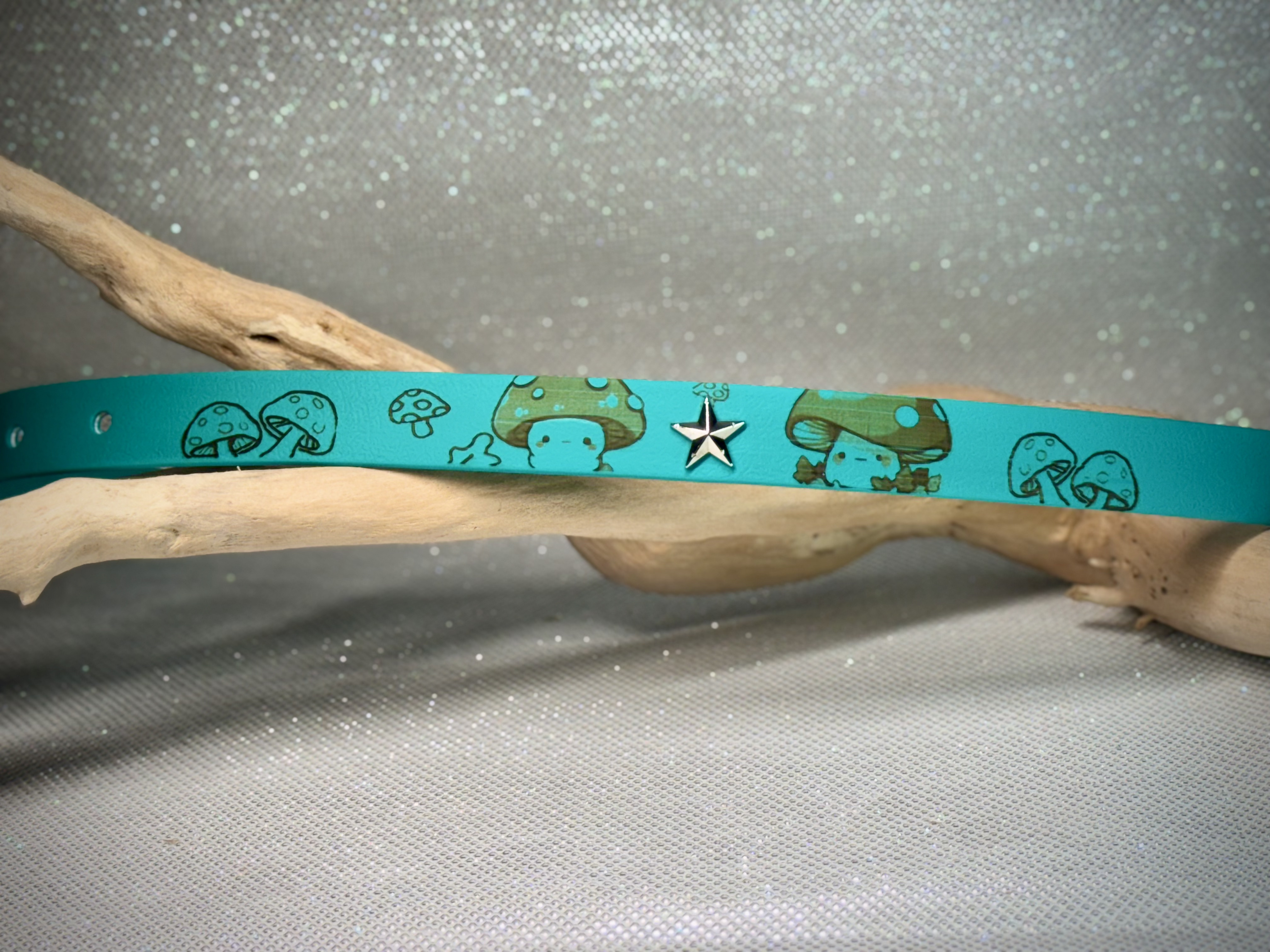 Collier vert gravure champignon