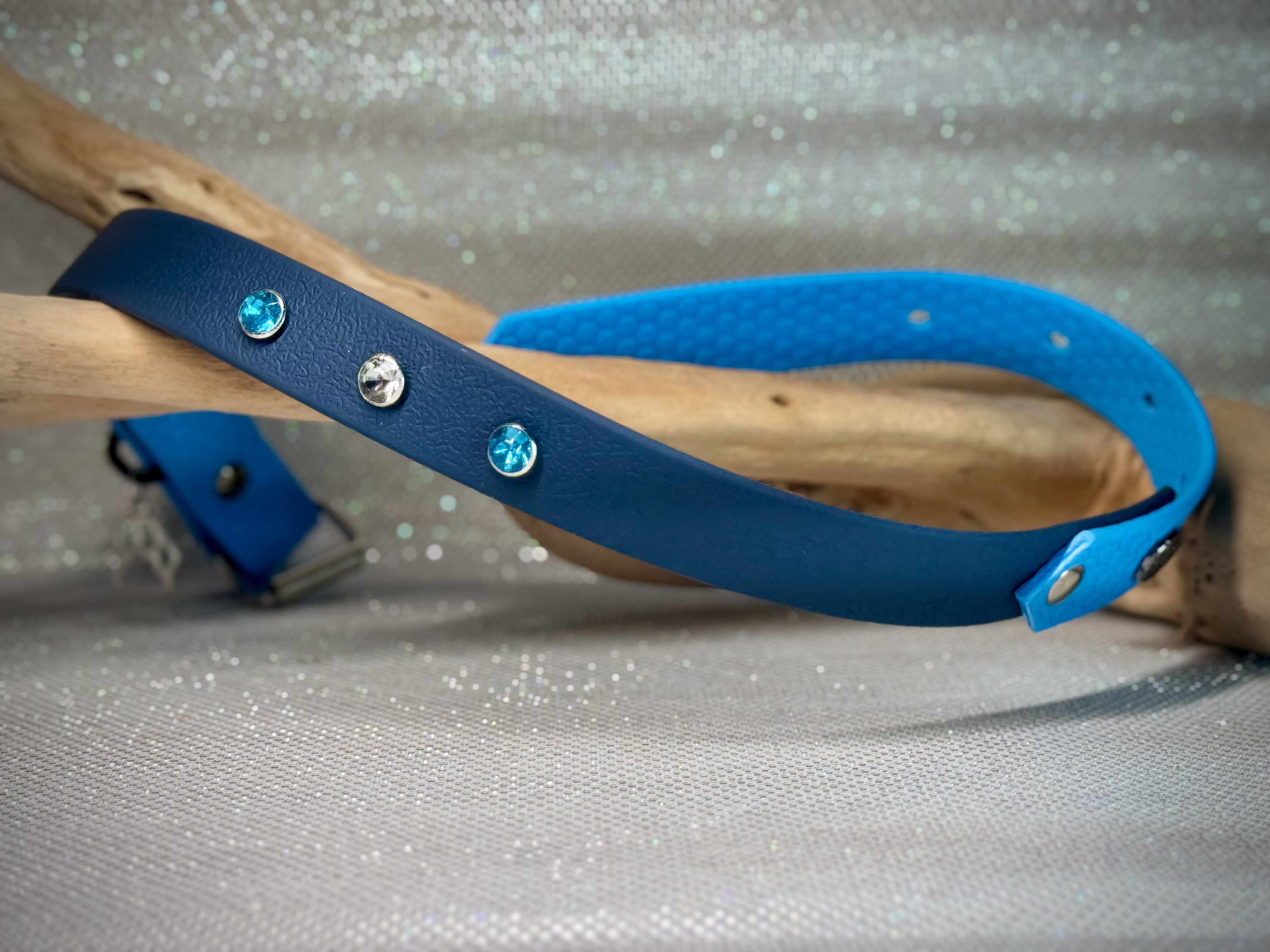 Collier bleu foncé et bleu clair avec strass