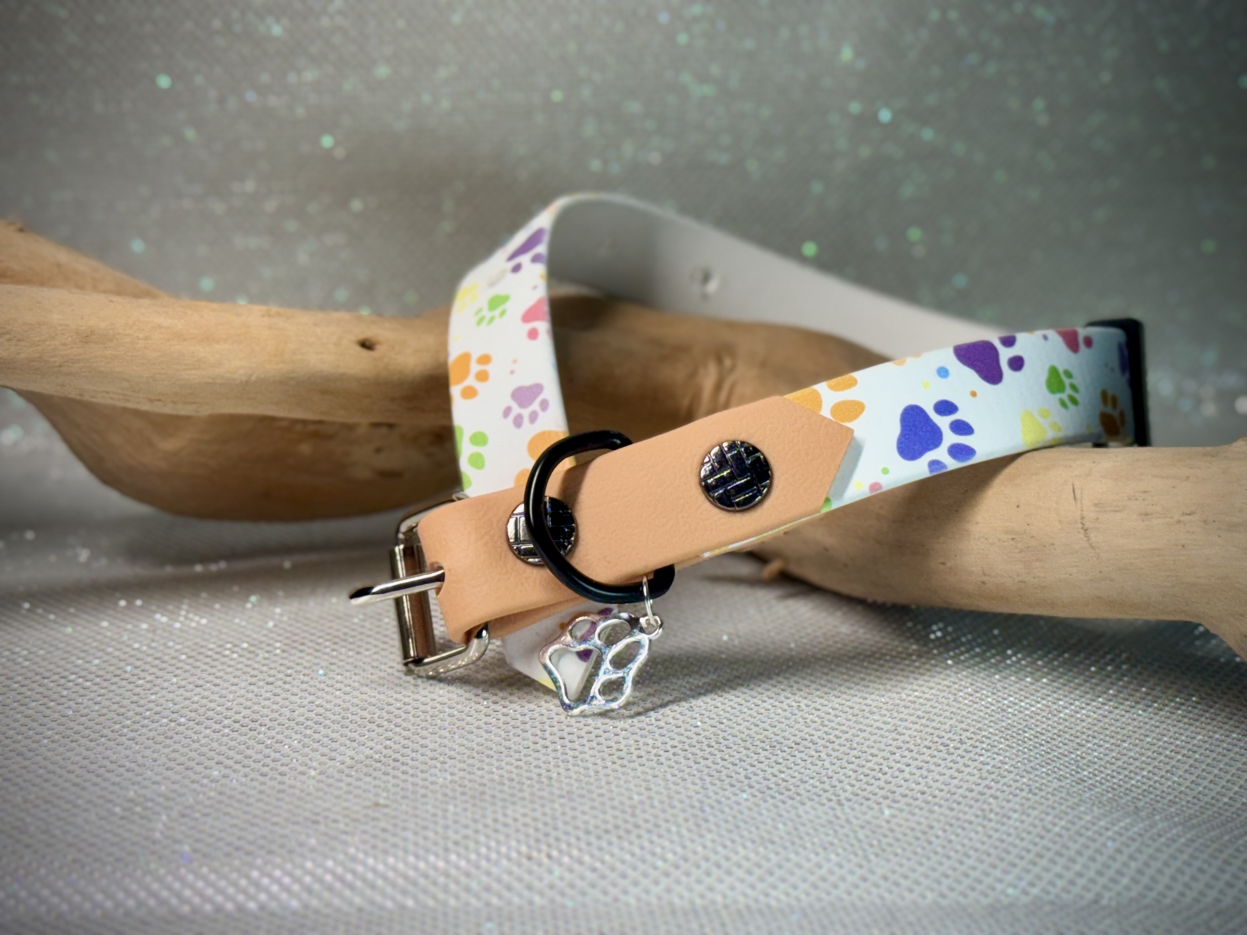 Collier sable et motif patoune