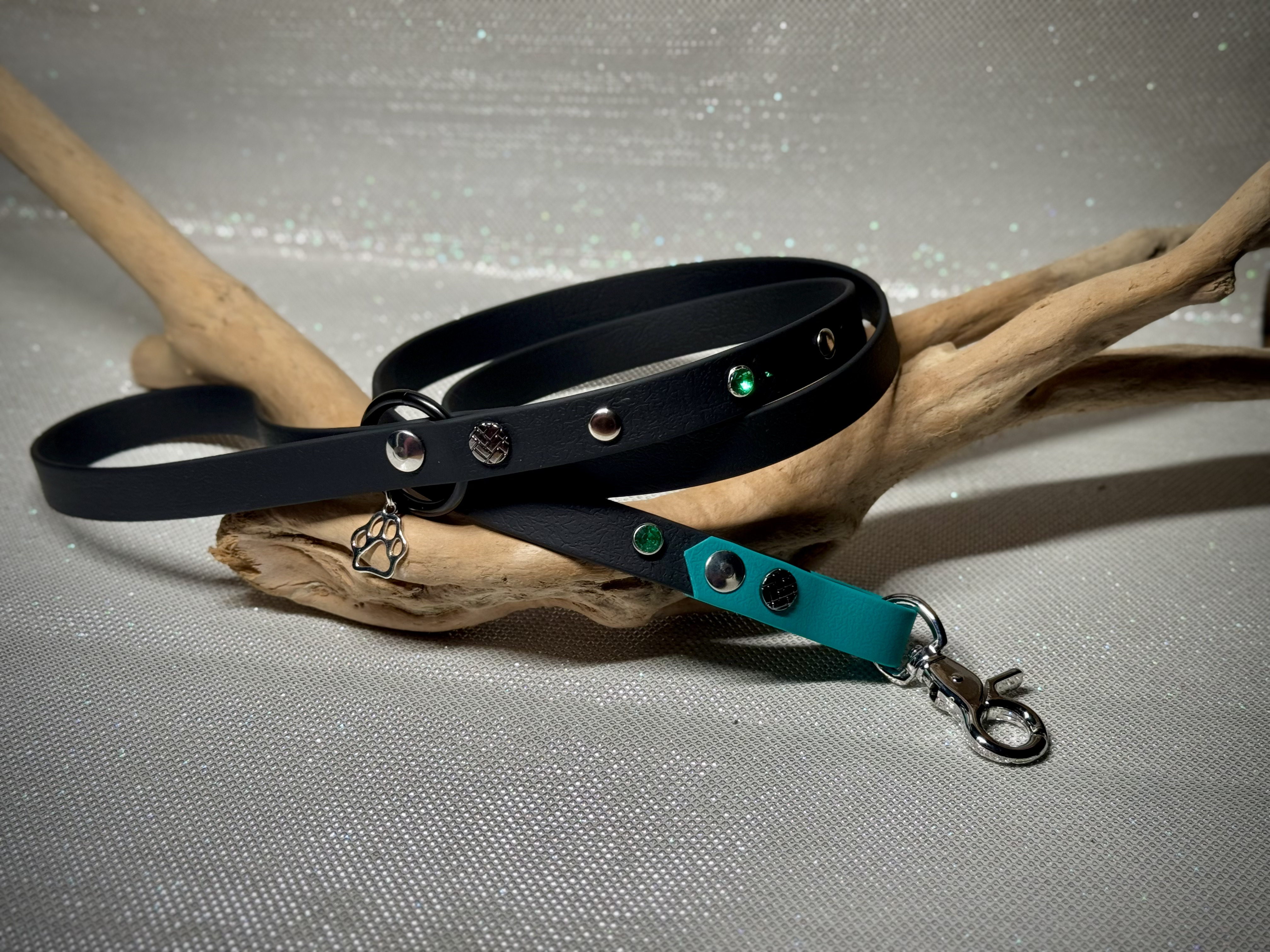 Laisse noir vert et strass