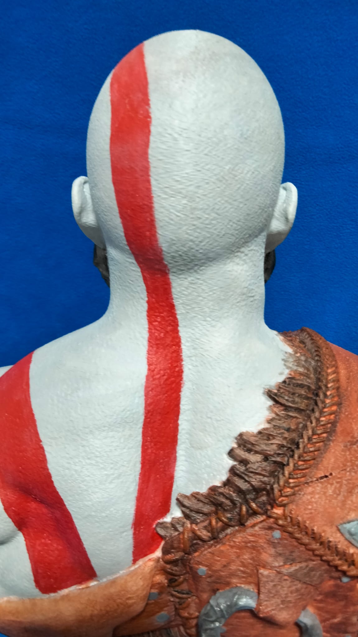 Busto kratos realista pintado a mano