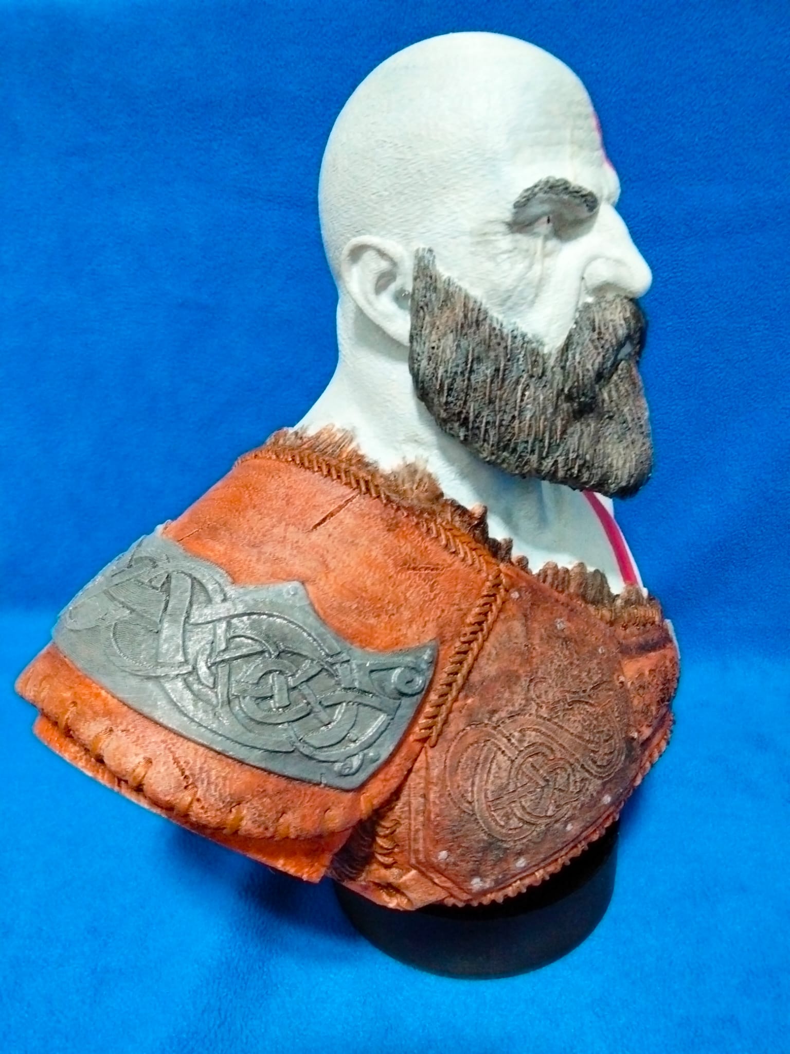 Busto kratos realista pintado a mano
