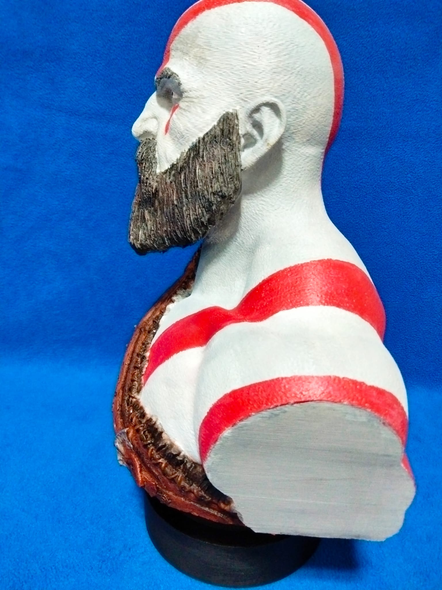 Busto kratos realista pintado a mano