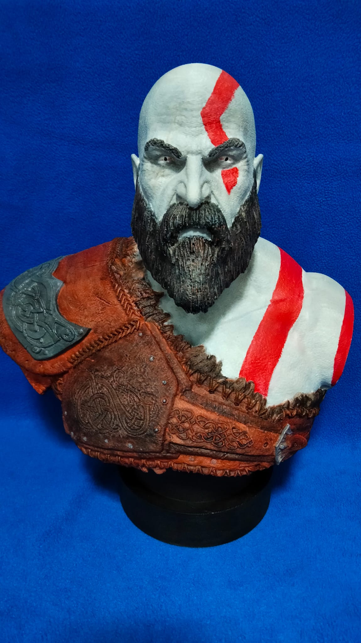 Busto kratos realista pintado a mano