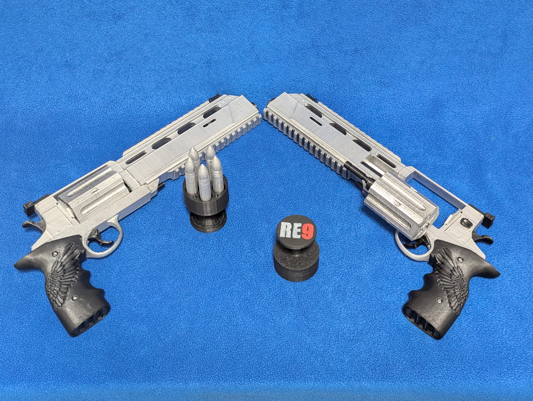 Replica Magnum Requiem – Leon S. Kennedy (Resident Evil 9 Requiem) – Edición física