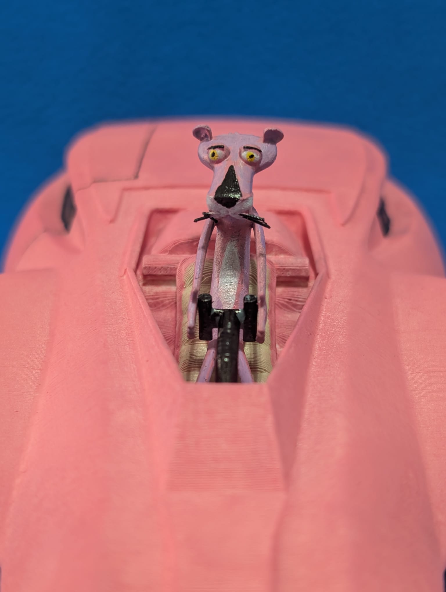 coche pantera rosa con la pantera rosa