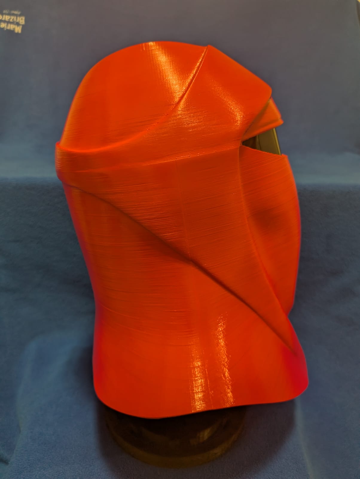 Casco guardia rojo con peana