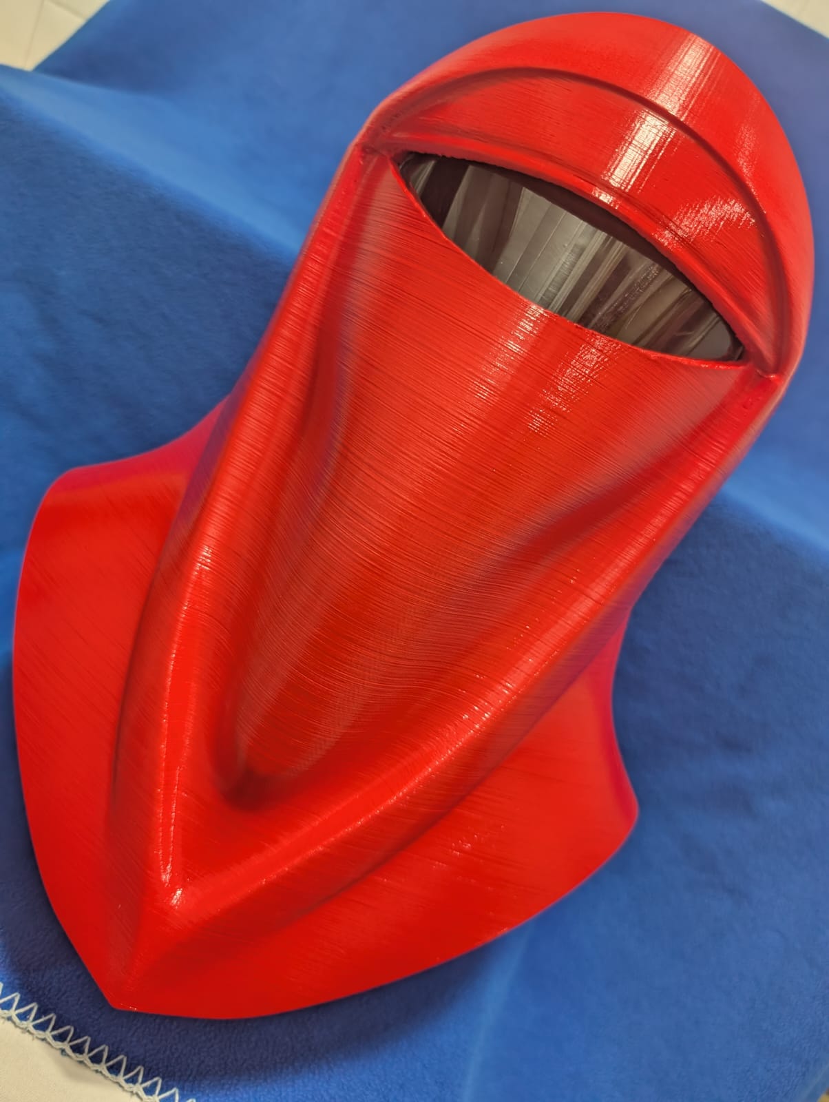 Casco guardia rojo con peana