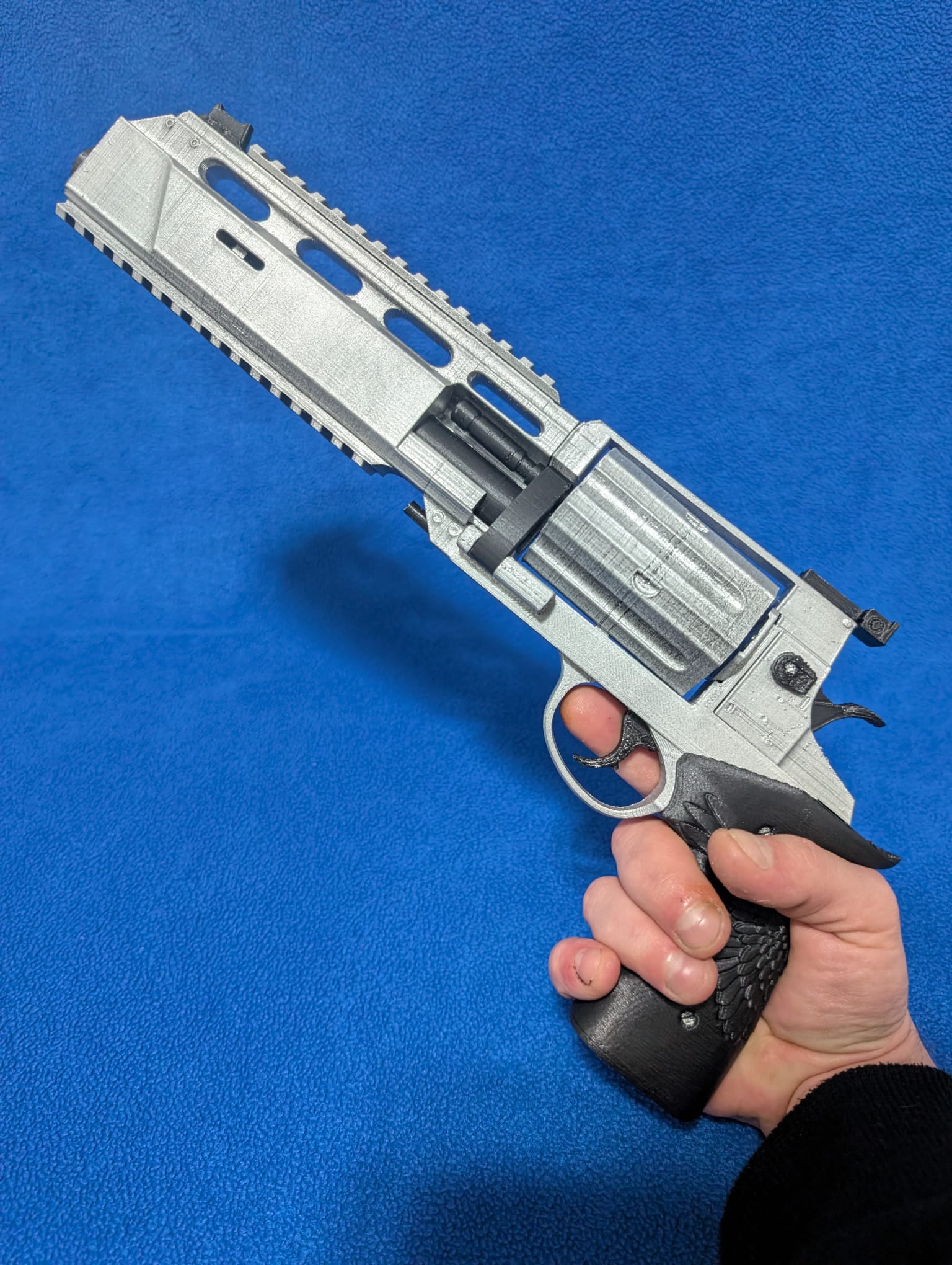 Replica Magnum Requiem – Leon S. Kennedy (Resident Evil 9 Requiem) – Edición física