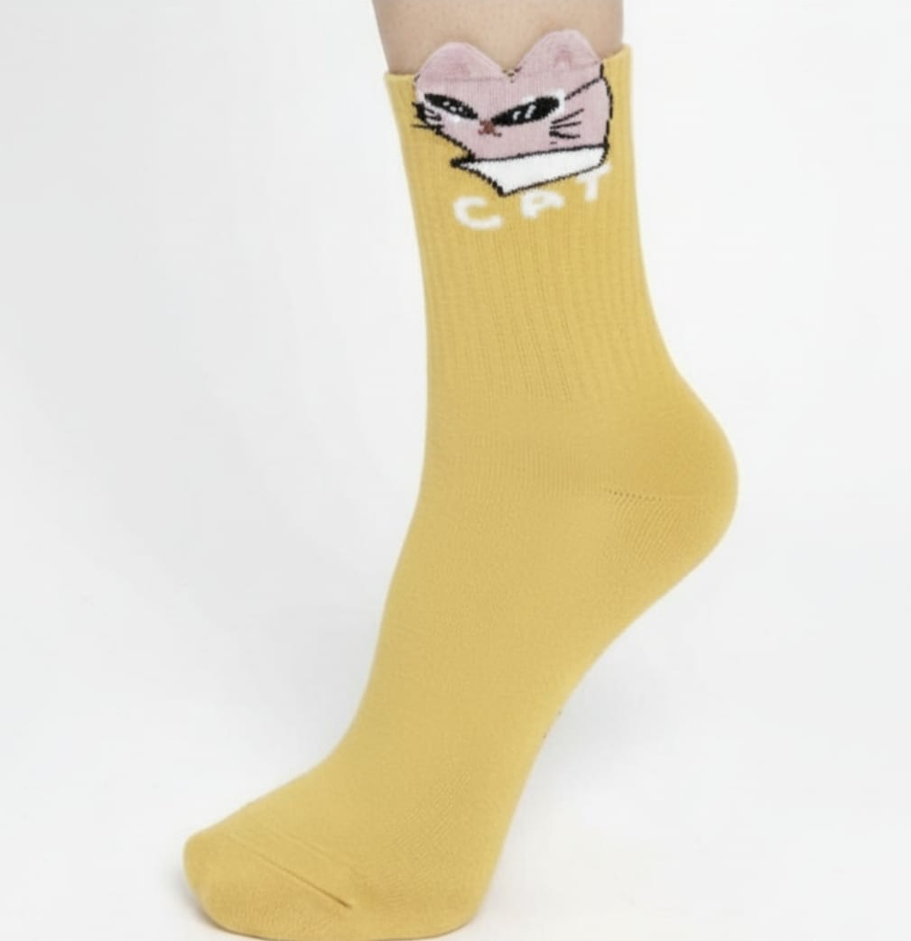 Meia amarela com Gato