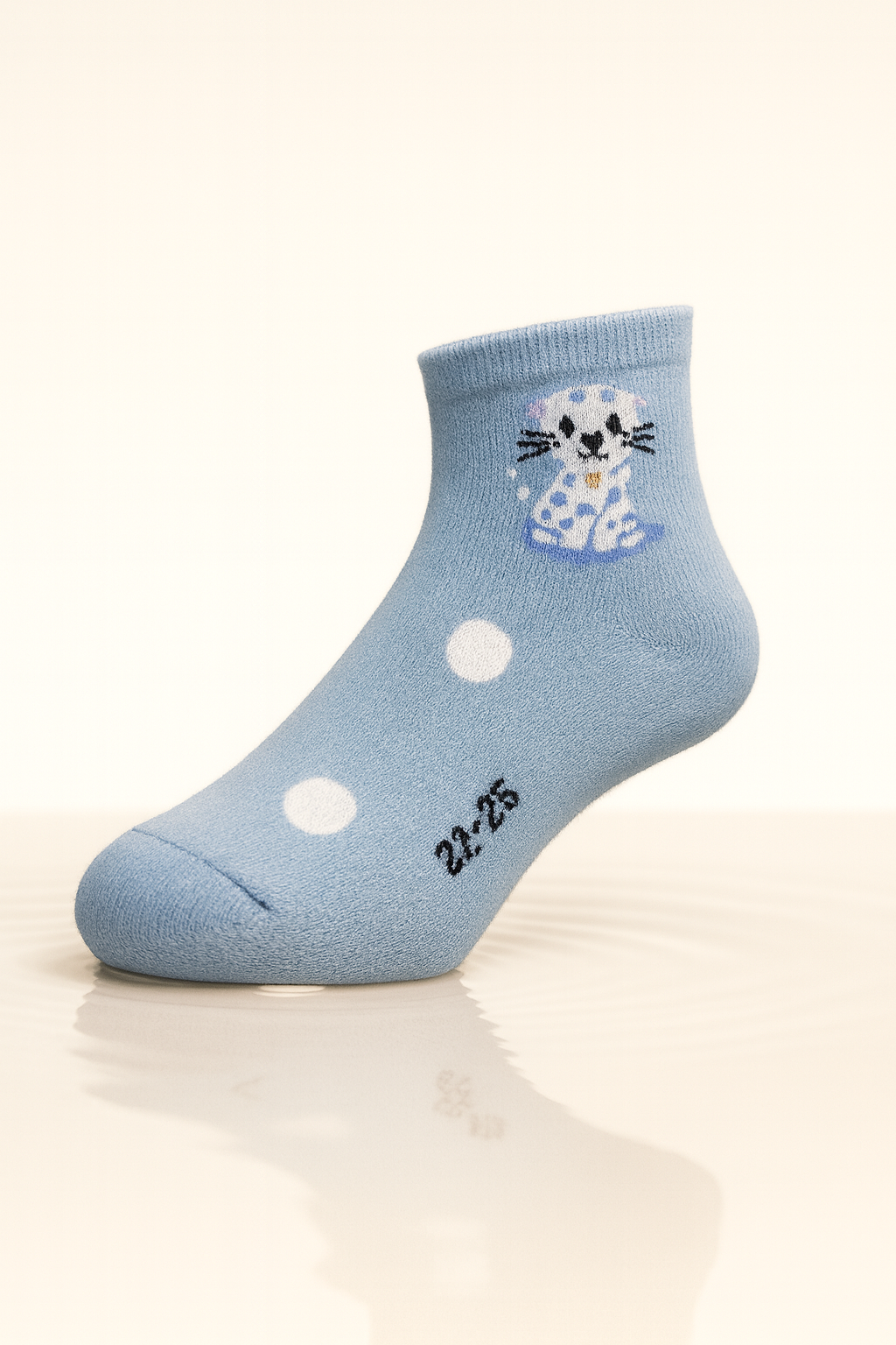 Meia infantil azul com estampa de leopardo