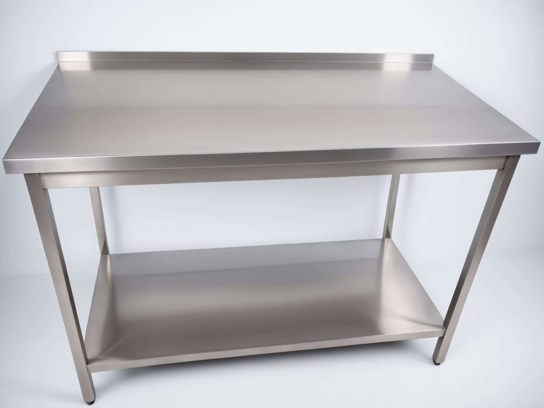 Nerūdijančio plieno stalas su lentyna