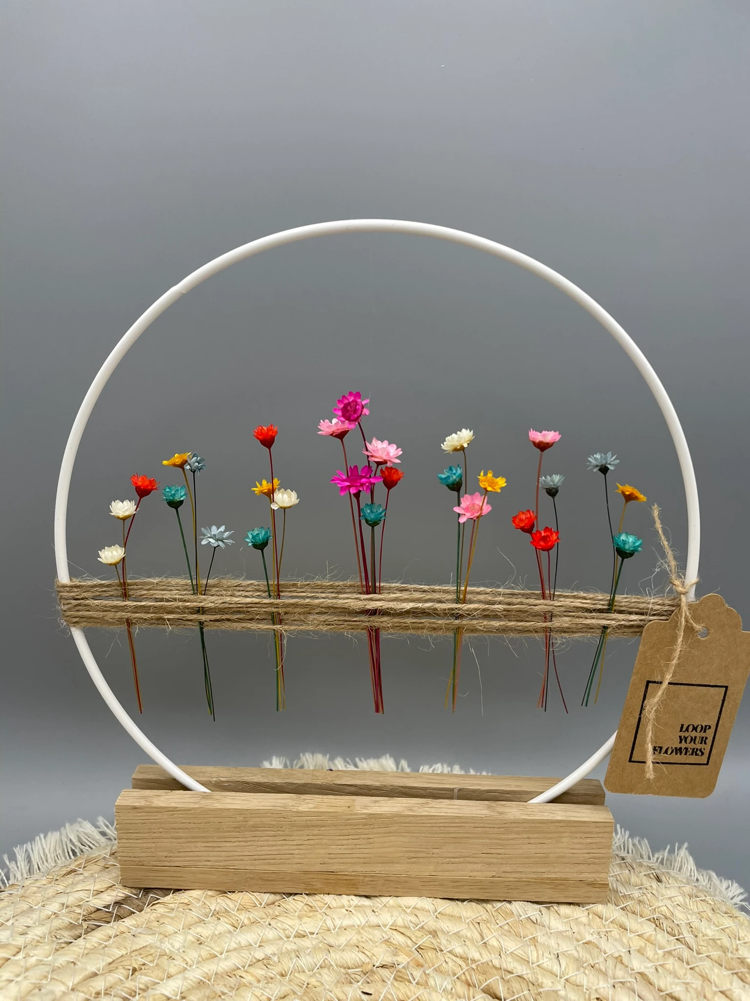 Loop aus Trockenblumen und Standfuss