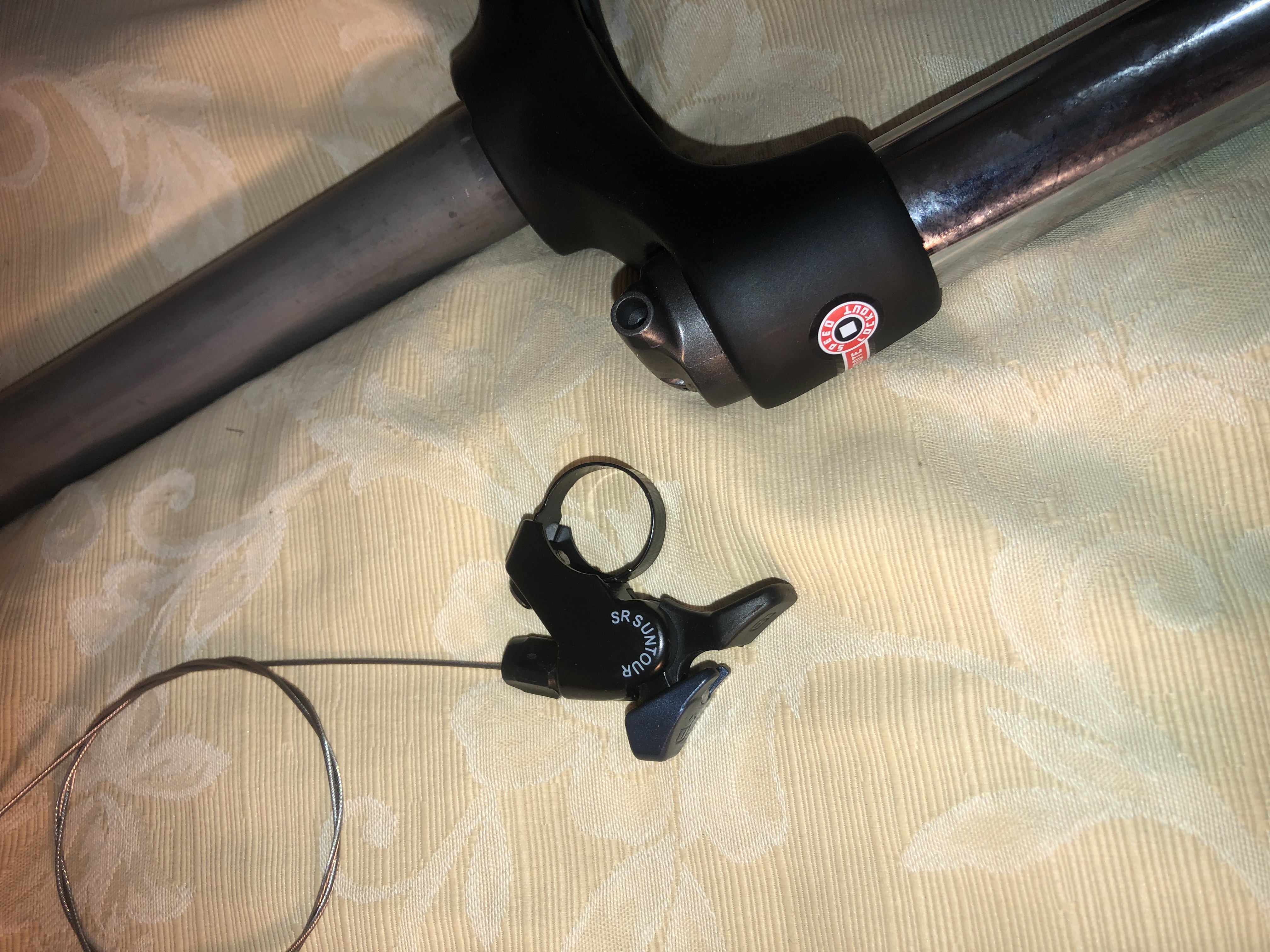 Suntour xcm 30 con bloqueo remoto al manillar 