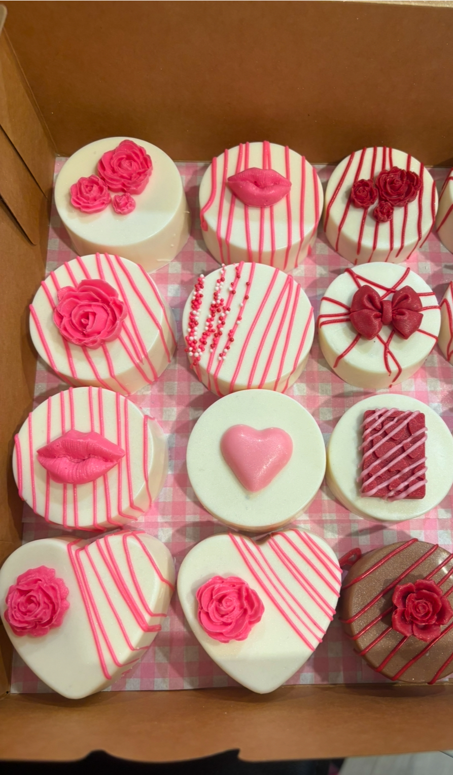 1 Dozen Chocolate Oreo Pucks