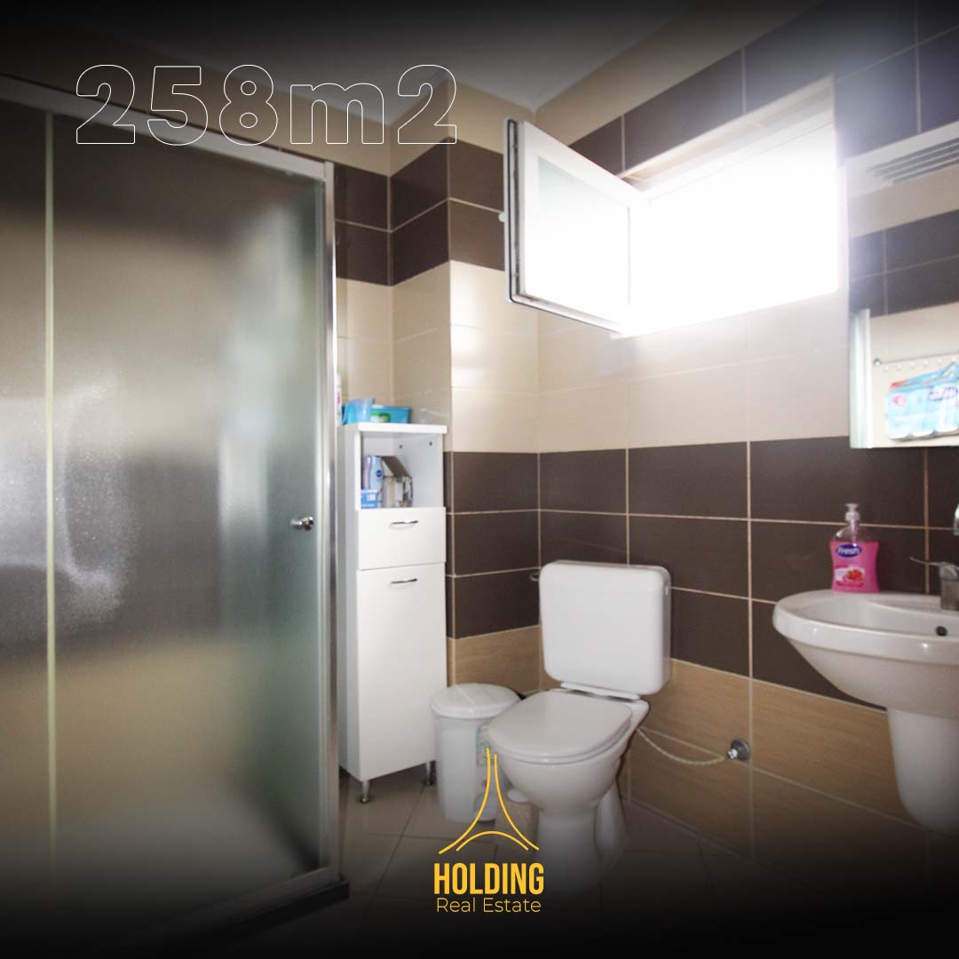 Shitet Shtëpia në lagjën Emshir