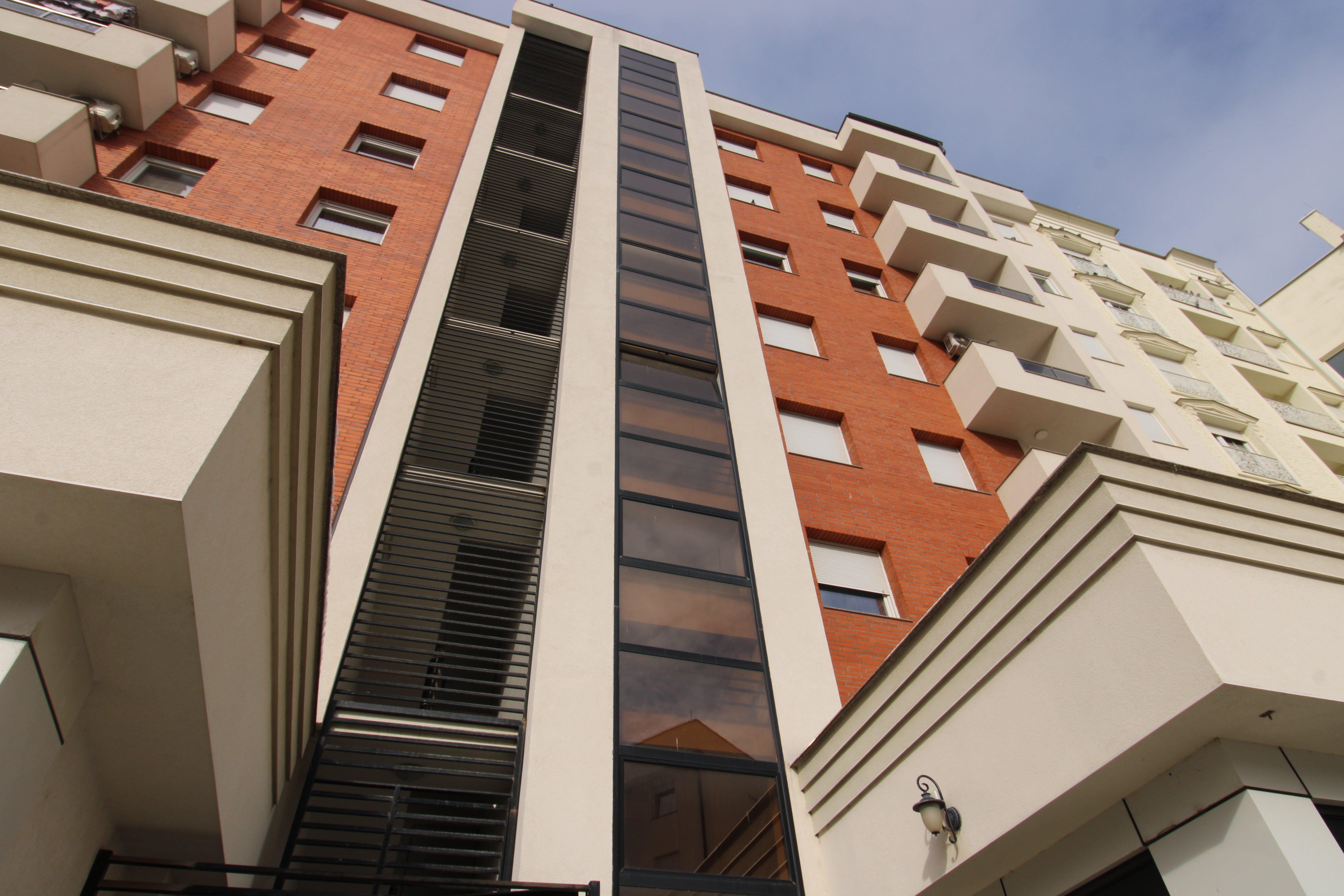 ⭕Lëshojmë banesën me qira në lagjën e Spitalit