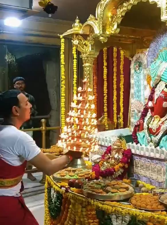 Offer Aarti in Your Name at the Temple