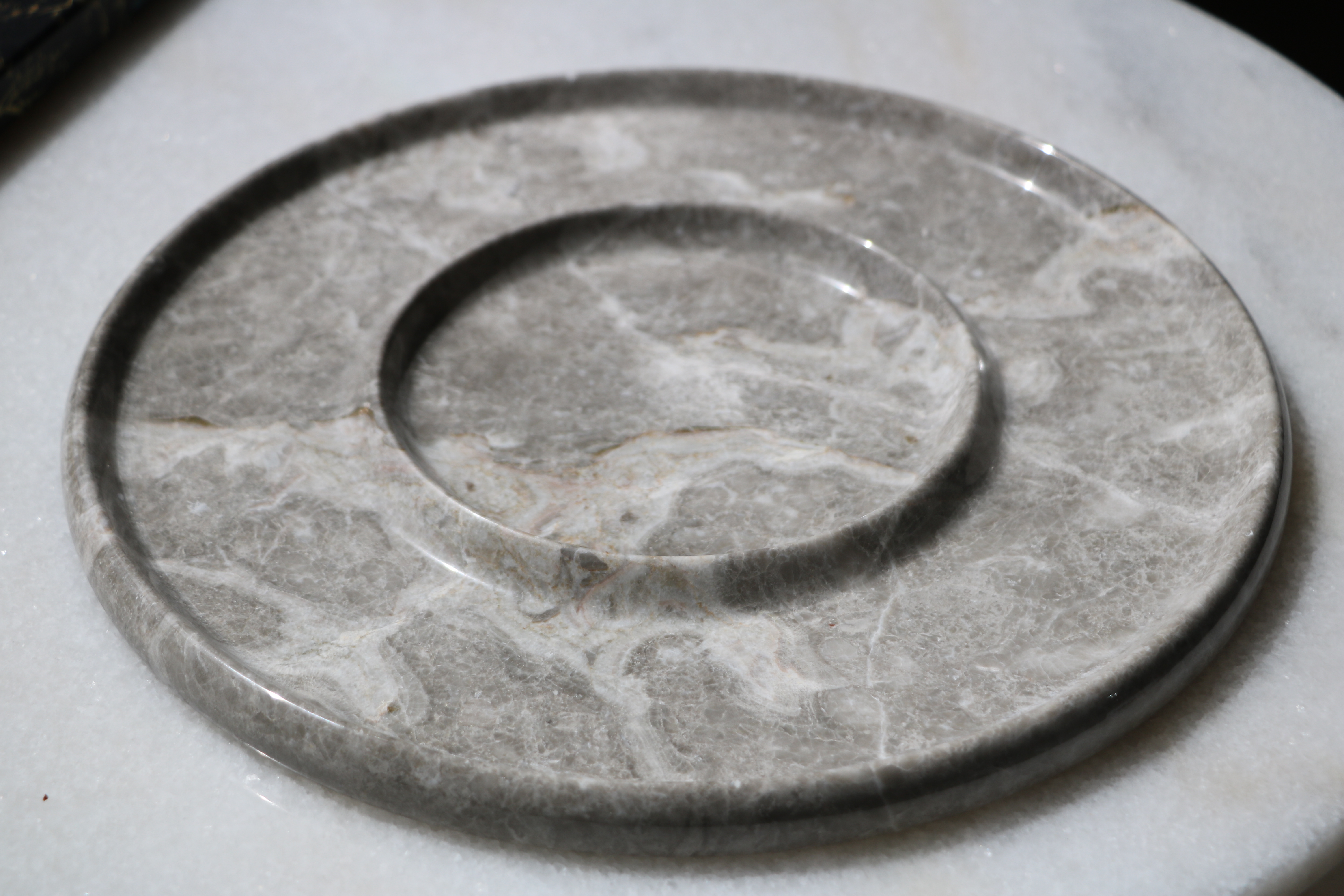 Plateau Marbre Gris à Double Niveau – Ø30 cm