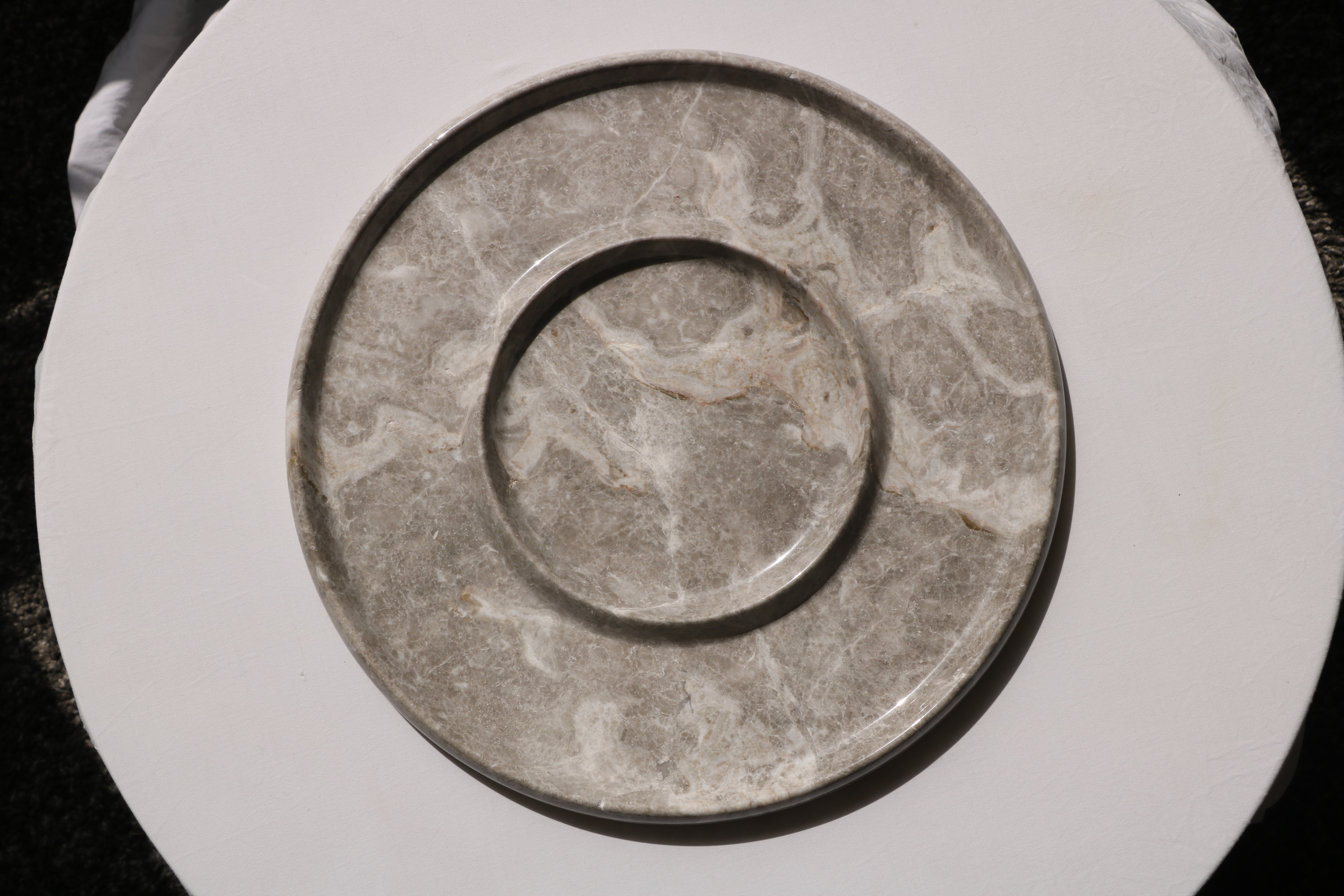 Plateau Marbre Gris à Double Niveau – Ø30 cm