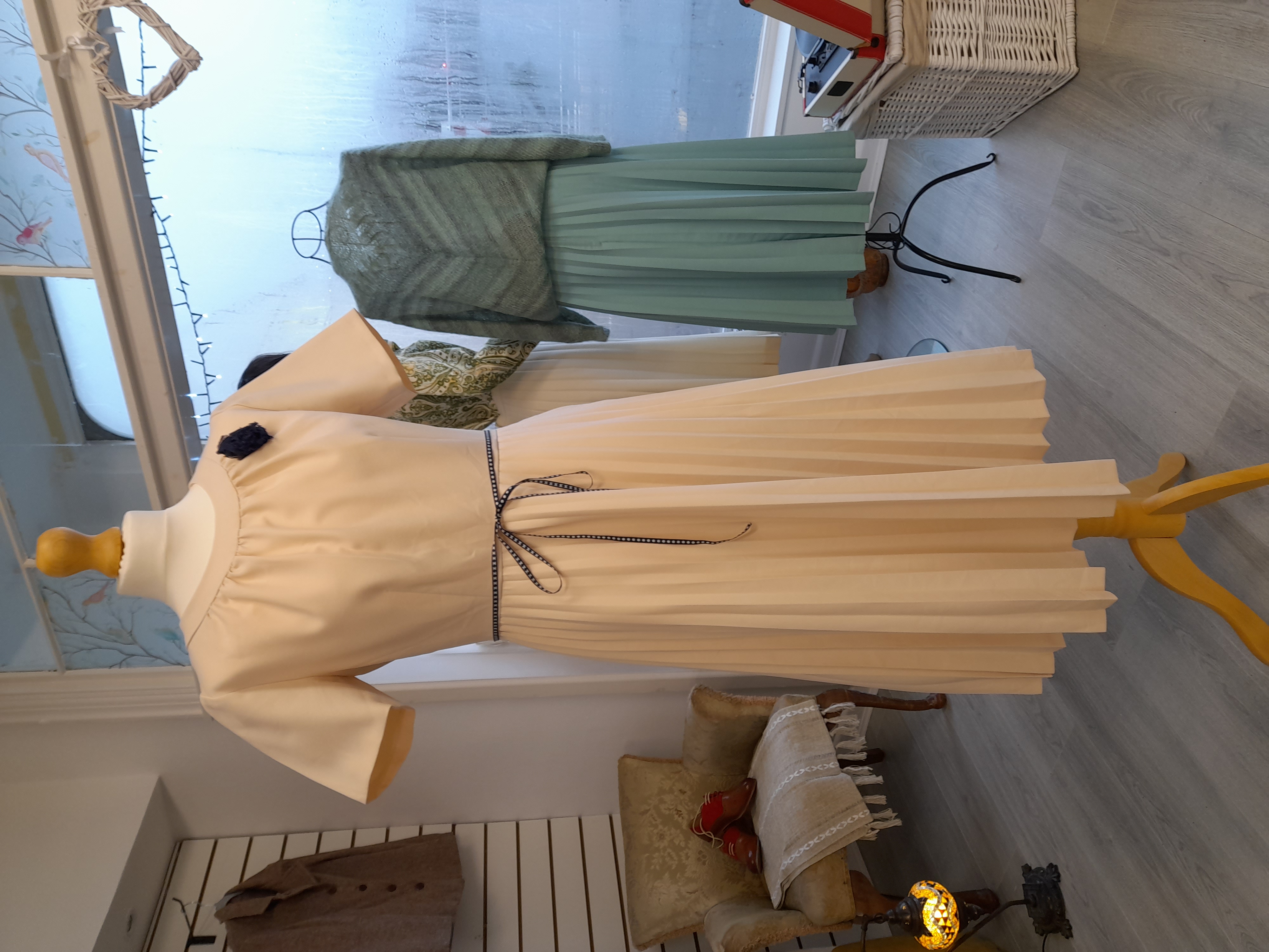 Elegant Off-White Vintage Dress
