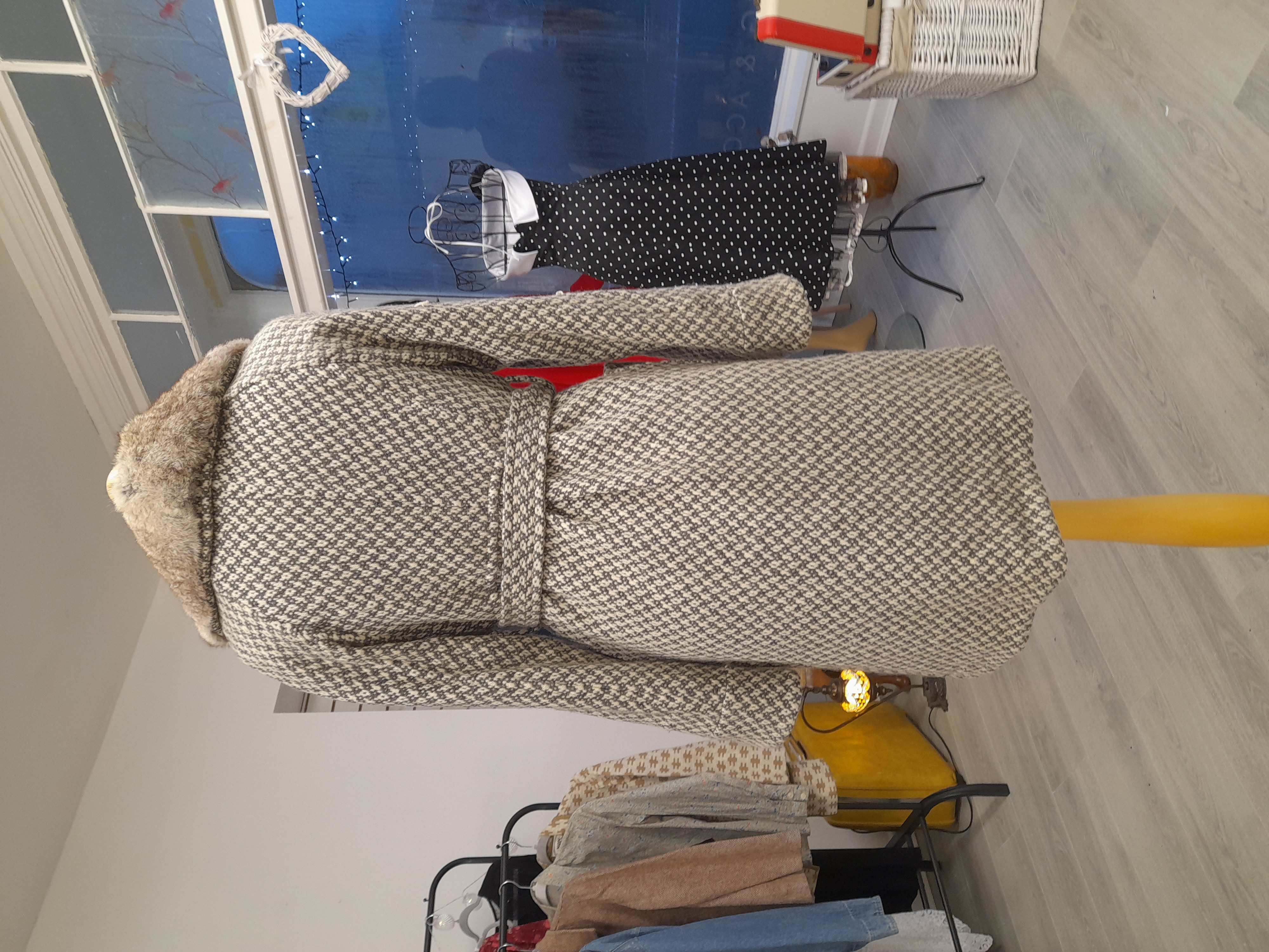 Vintage inspired Coat with faux fur collar 