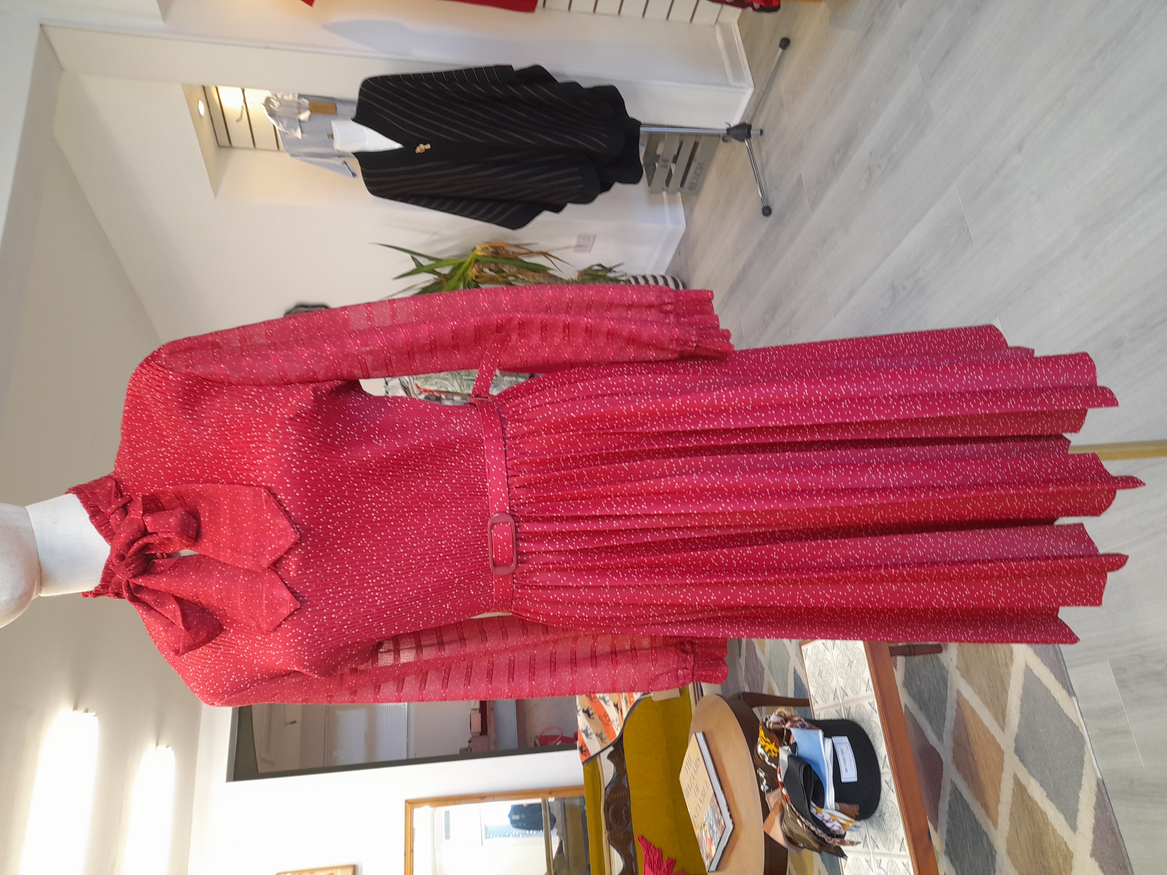 70's vintage red pleated dress with a neck-bow