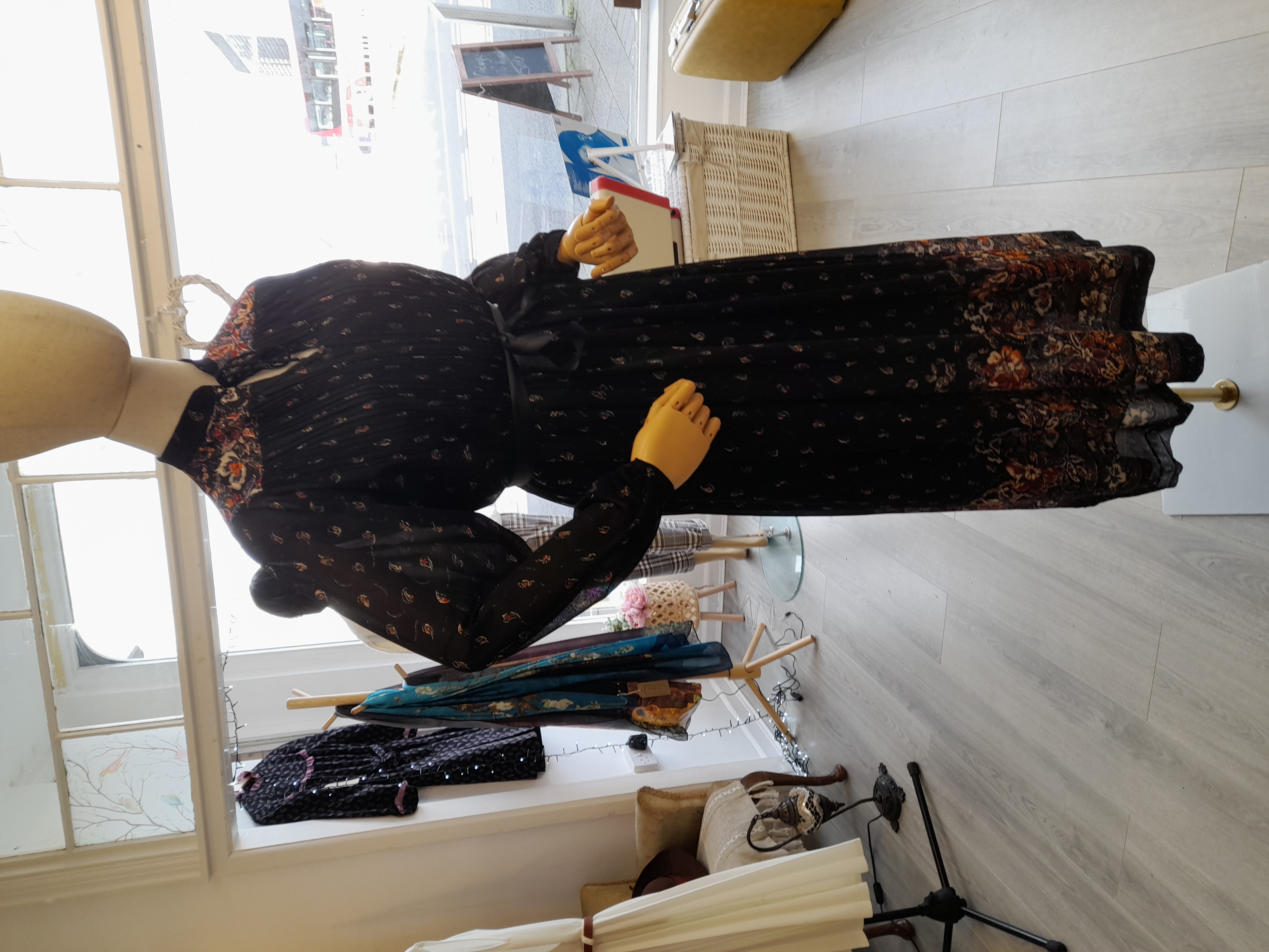 70's black & flowery maxi dress