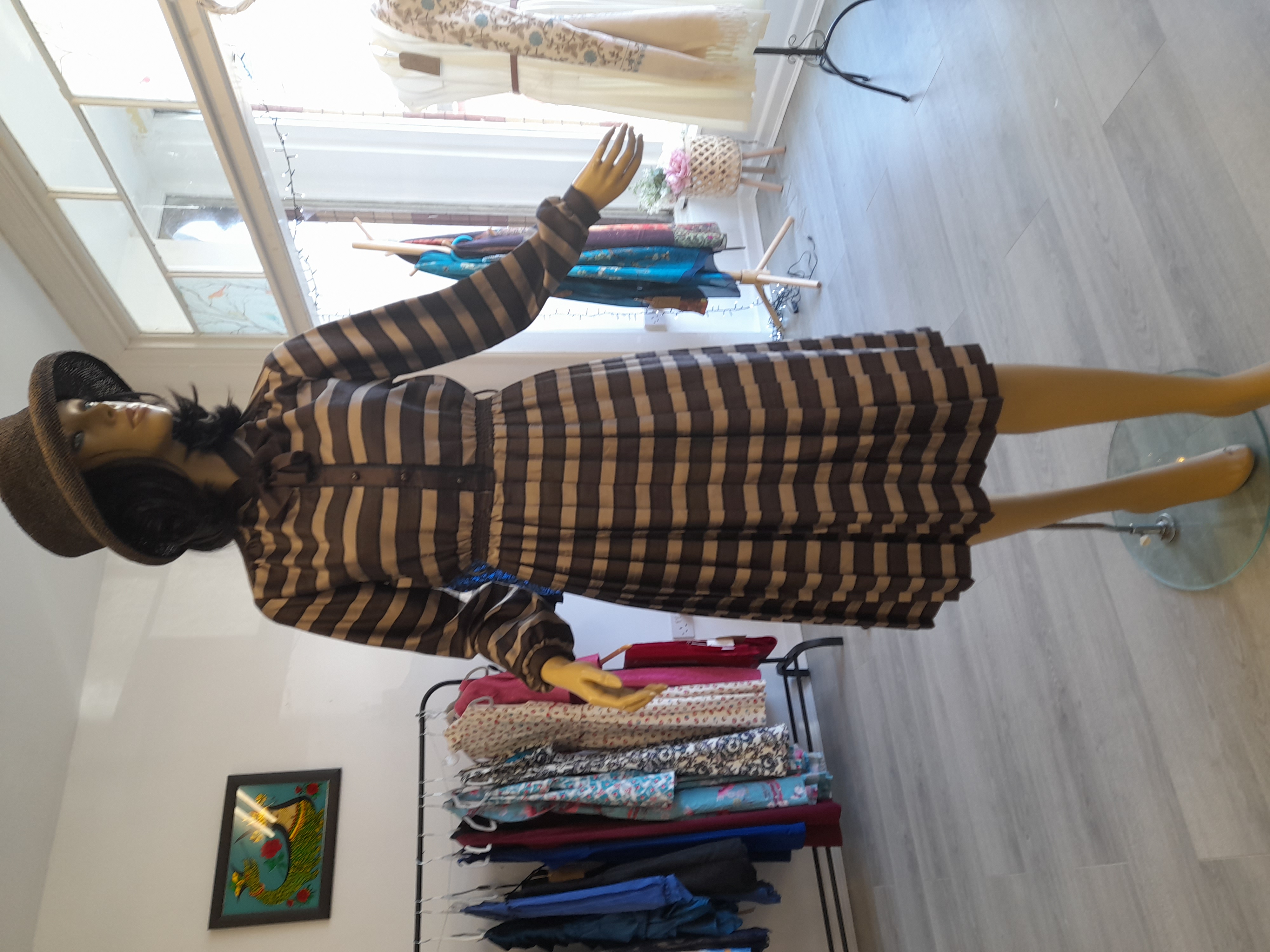 70's Brown Pleated dress with a cute neck-bow 