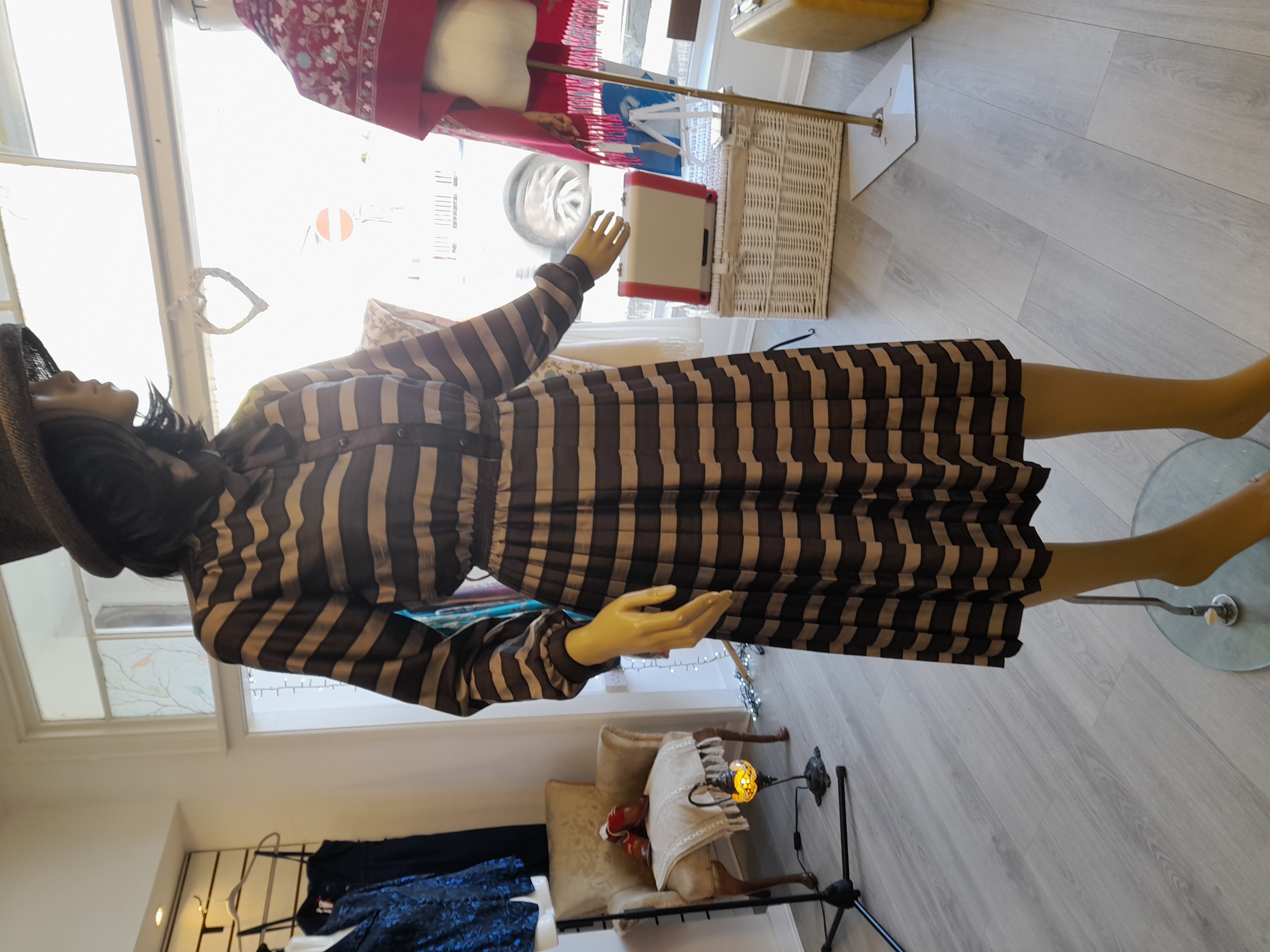 70's Brown Pleated dress with a cute neck-bow 